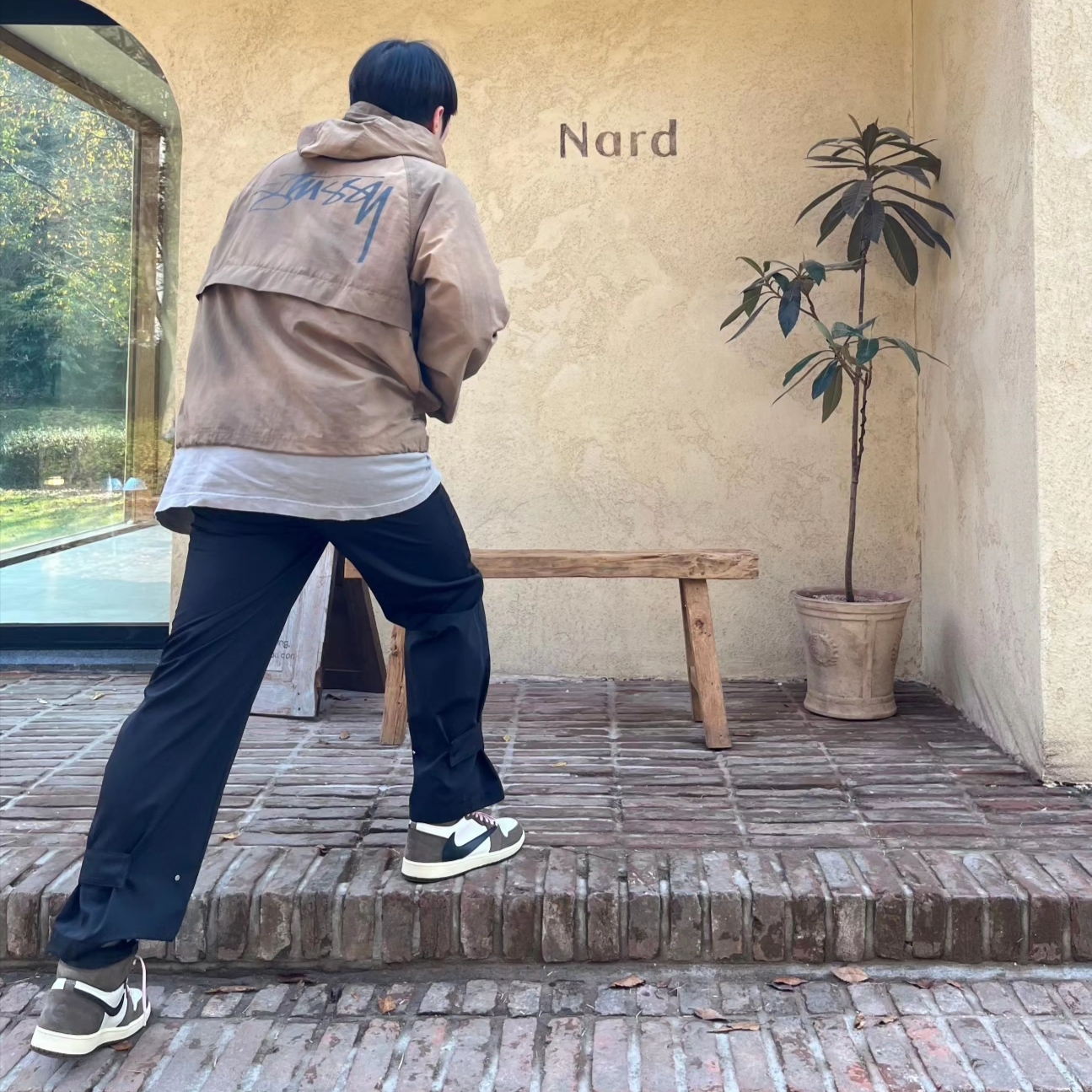 Stussy Wave Dye Beach Shell Jacket Brown, Jordan 1 x Travis Scott Retro High OG SP Mocha 착용 스타일 - 1