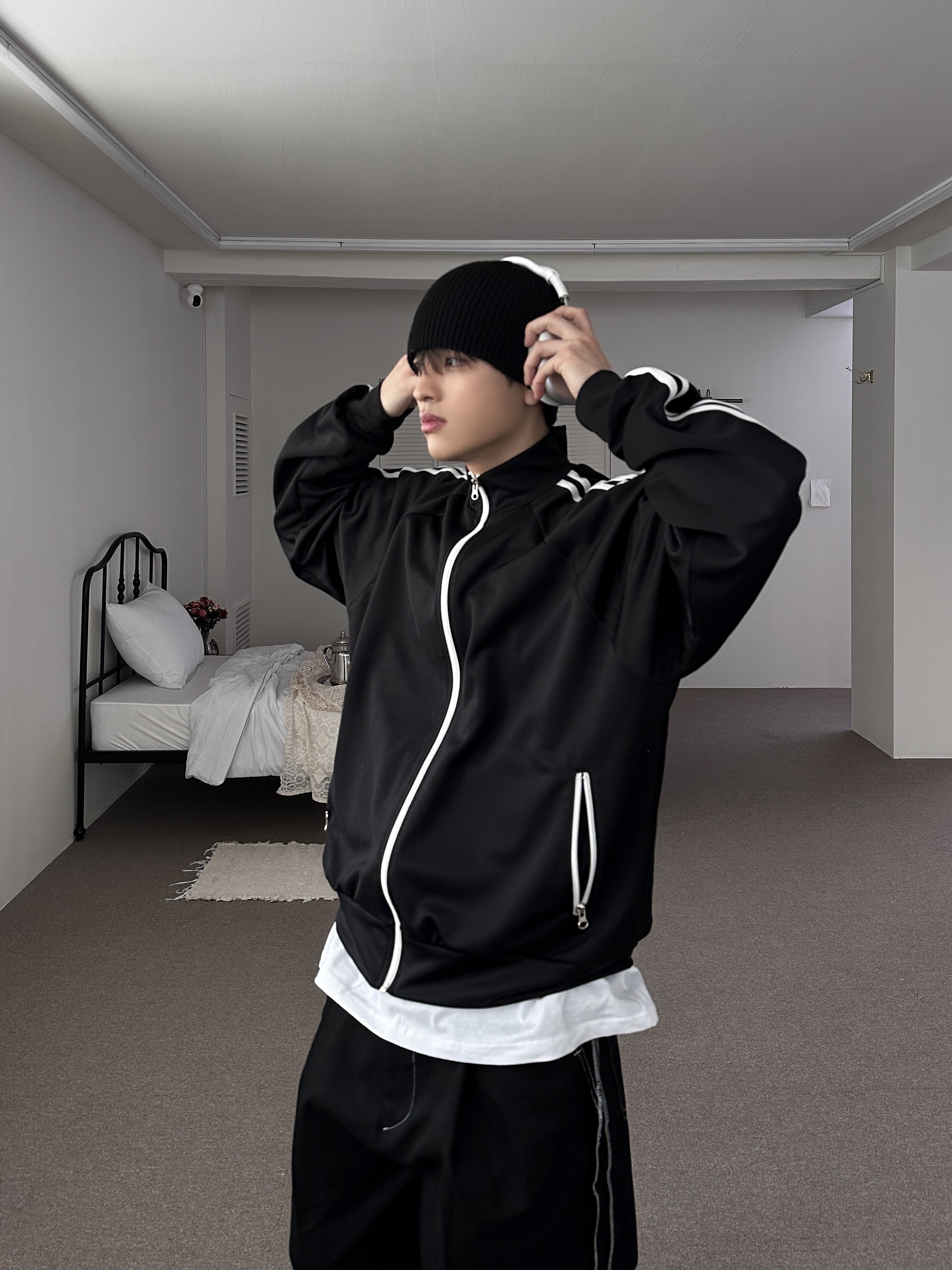 Apple AirPods Max Lightning Silver (Korean Ver.), Maison Mihara Yasuhiro Wayne OG Sole Leather Low-top Sneakers Black White 착용 스타일 - 1