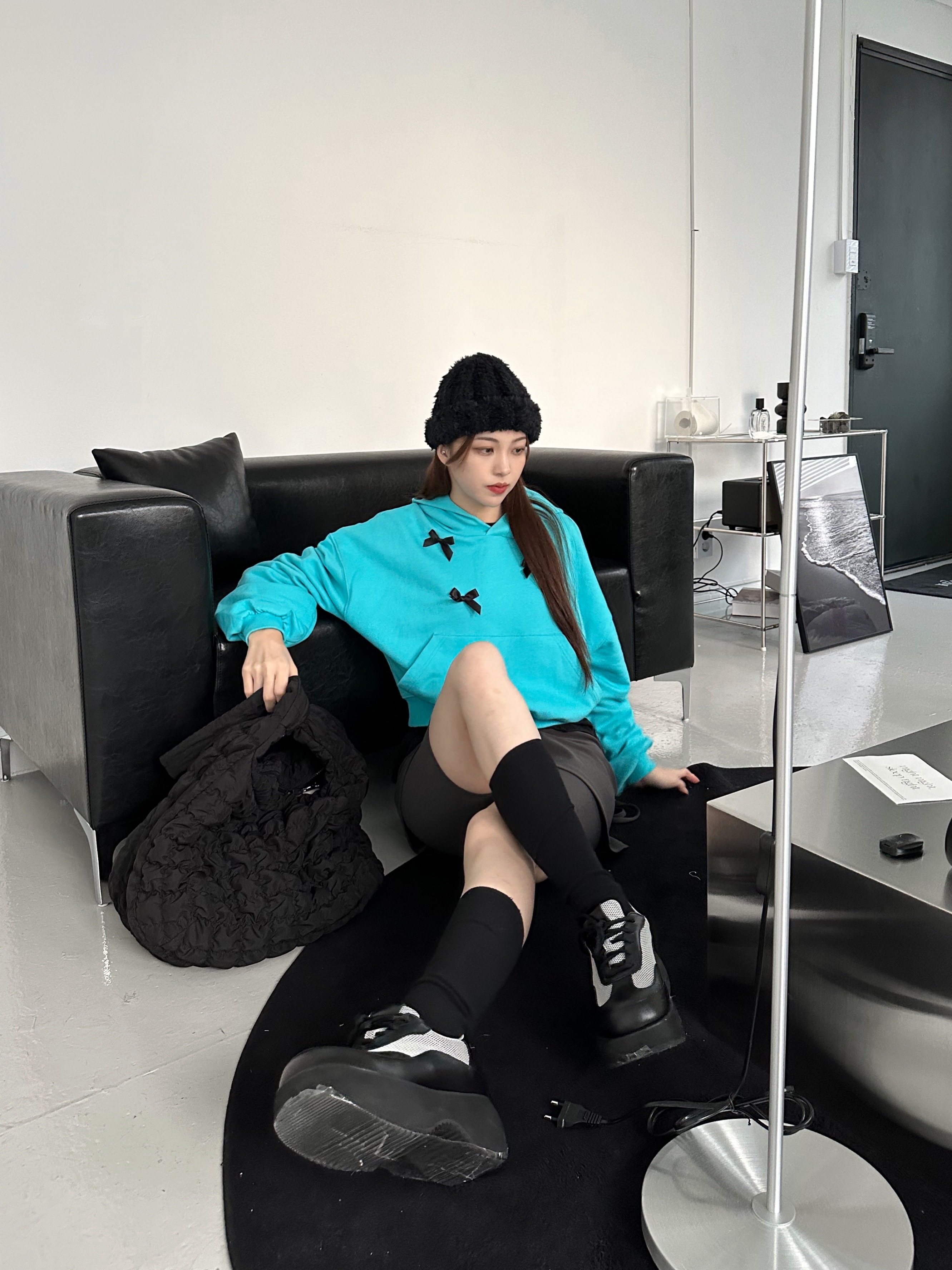 COS Quilted Oversized Shoulder Bag Black 착용 스타일 - 2