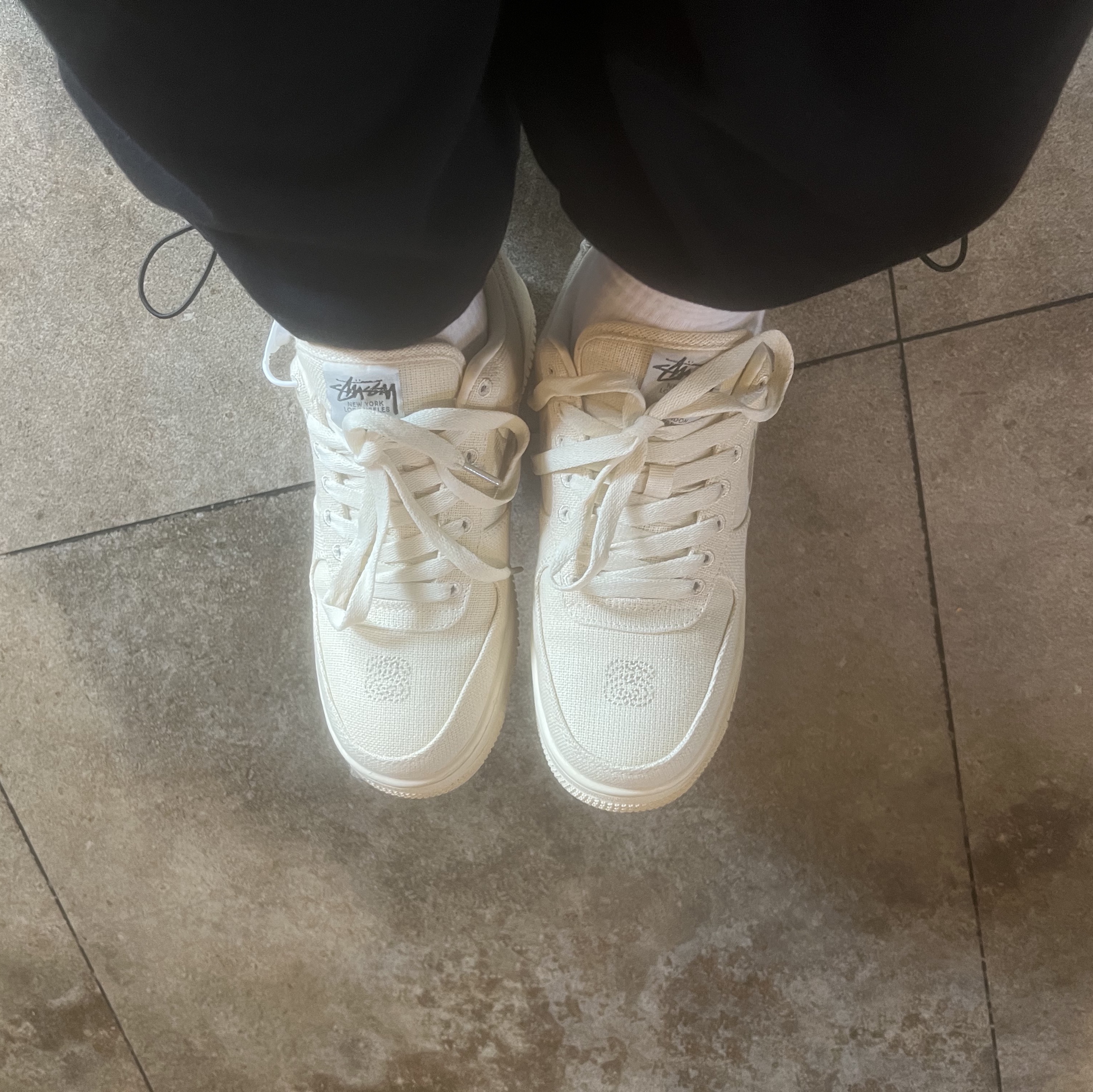 Nike x Stussy Air Force 1 Low Fossil, Nike x Off-White NRG Pants Black 착용 스타일 - 2