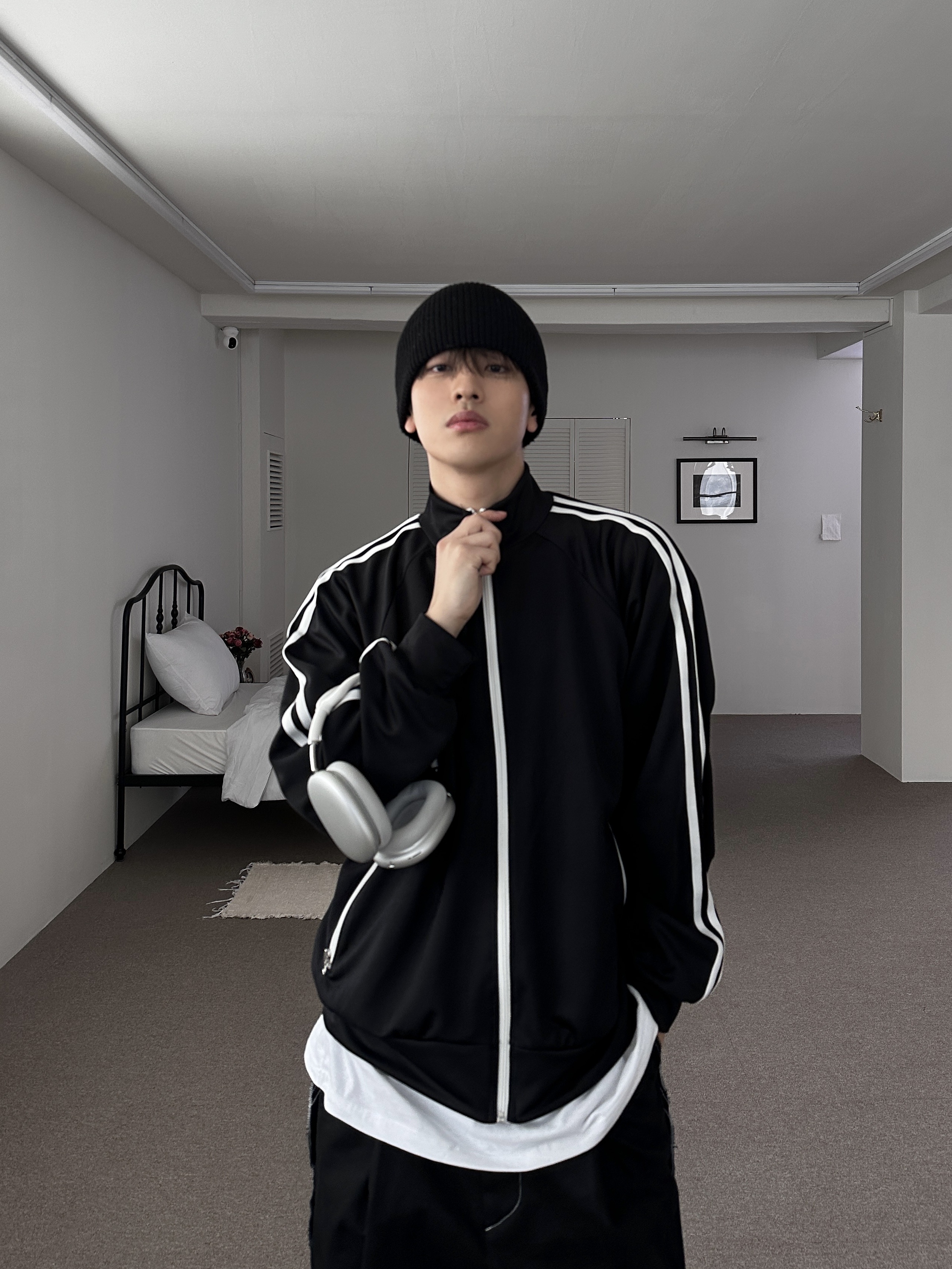 Apple AirPods Max Lightning Silver (Korean Ver.), Maison Mihara Yasuhiro Wayne OG Sole Leather Low-top Sneakers Black White 착용 스타일 - 2