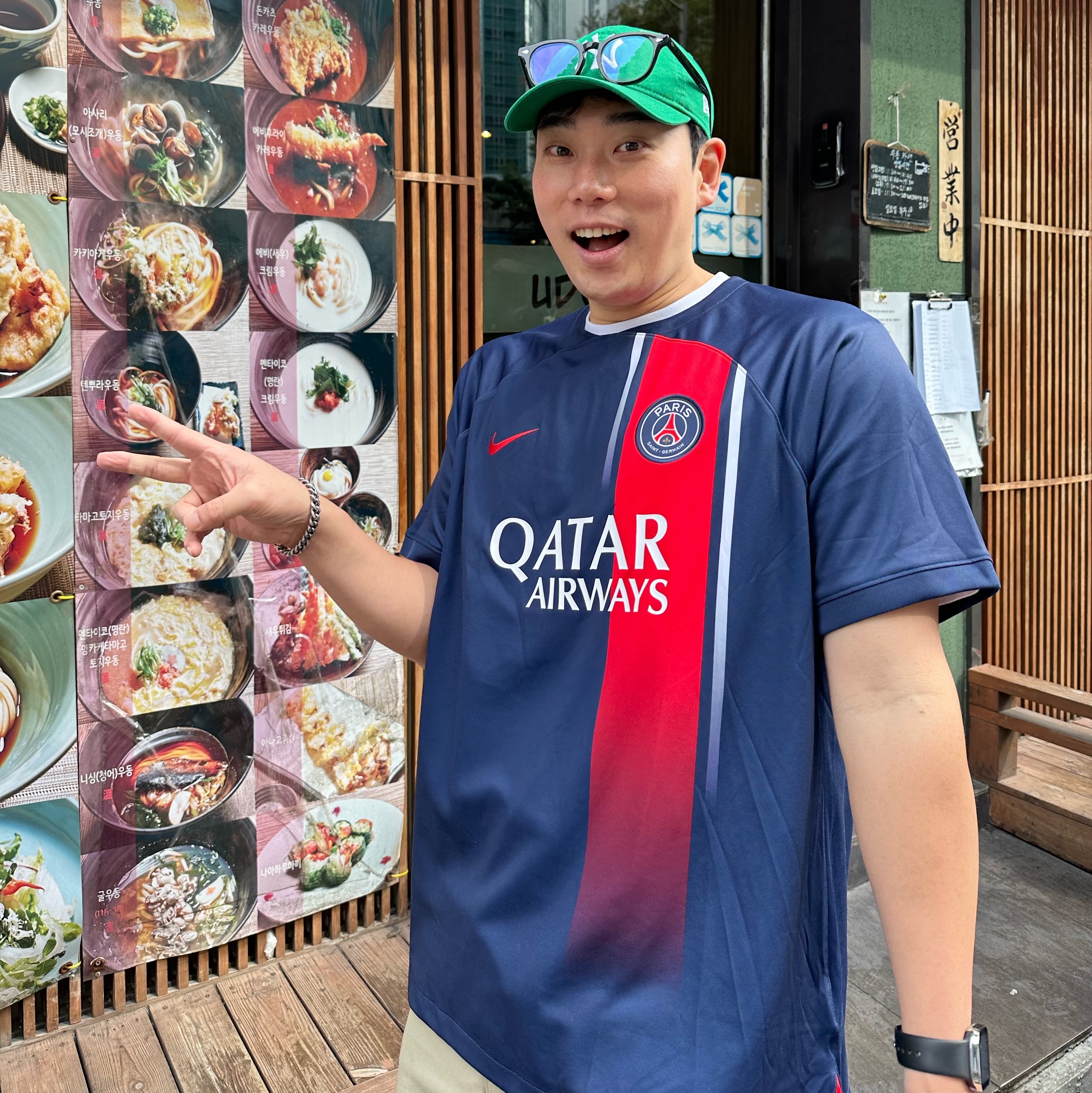 Nike Paris Saint-Germain 2023/24 Dri-Fit Stadium Home Jersey Midnight Navy (Non Marking Ver.), New Era x MoMA New York Yankees Cap Kelly Green 착용 스타일