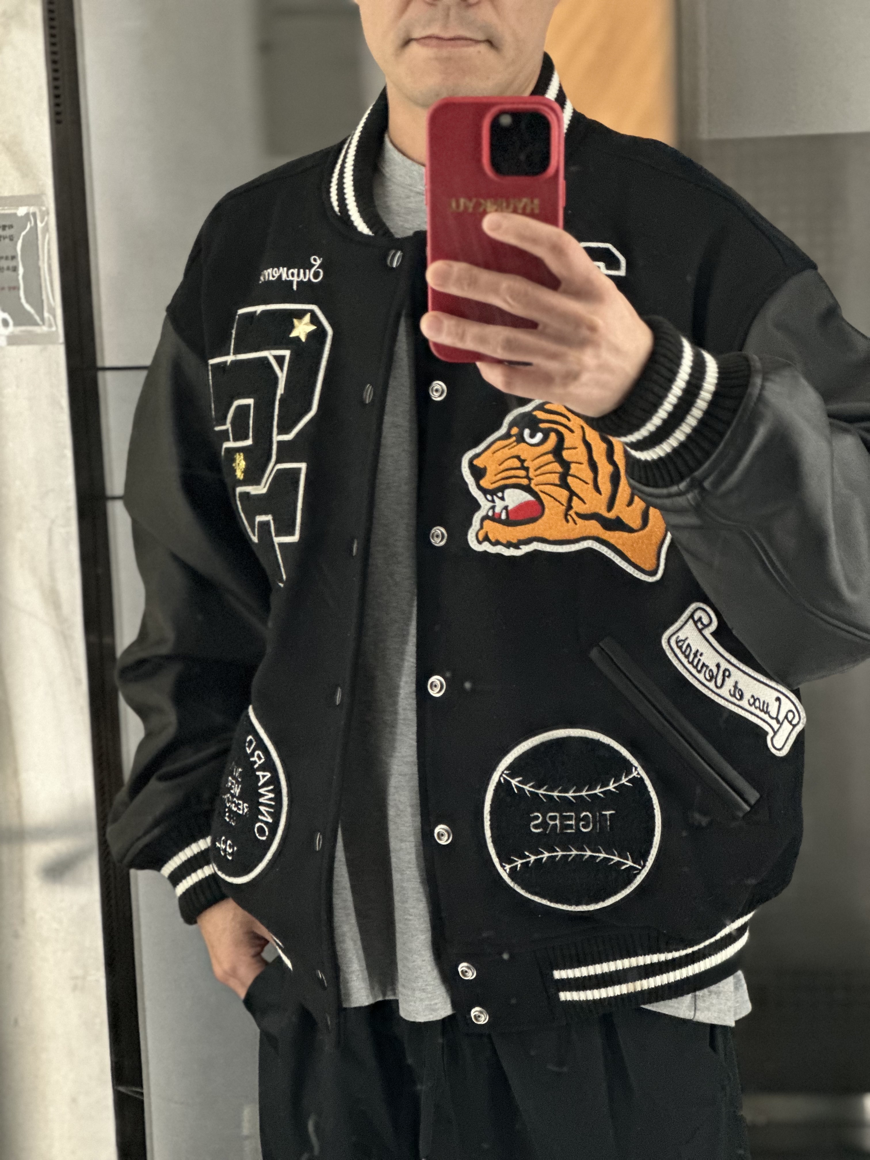 Supreme Tiger Varsity Jacket Black - 23FW 착용 스타일