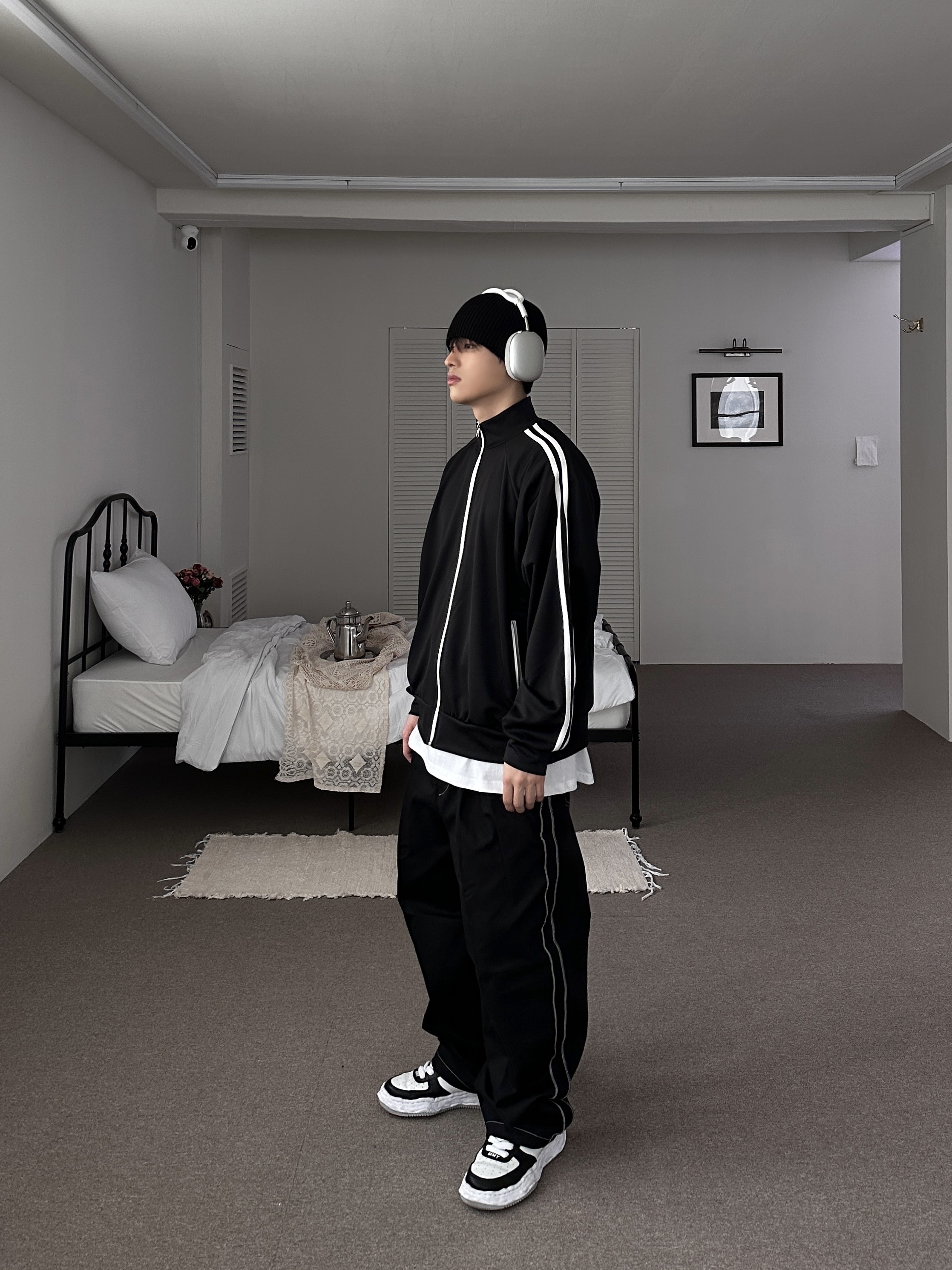 Apple AirPods Max Lightning Silver (Korean Ver.), Maison Mihara Yasuhiro Wayne OG Sole Leather Low-top Sneakers Black White 착용 스타일 - 3