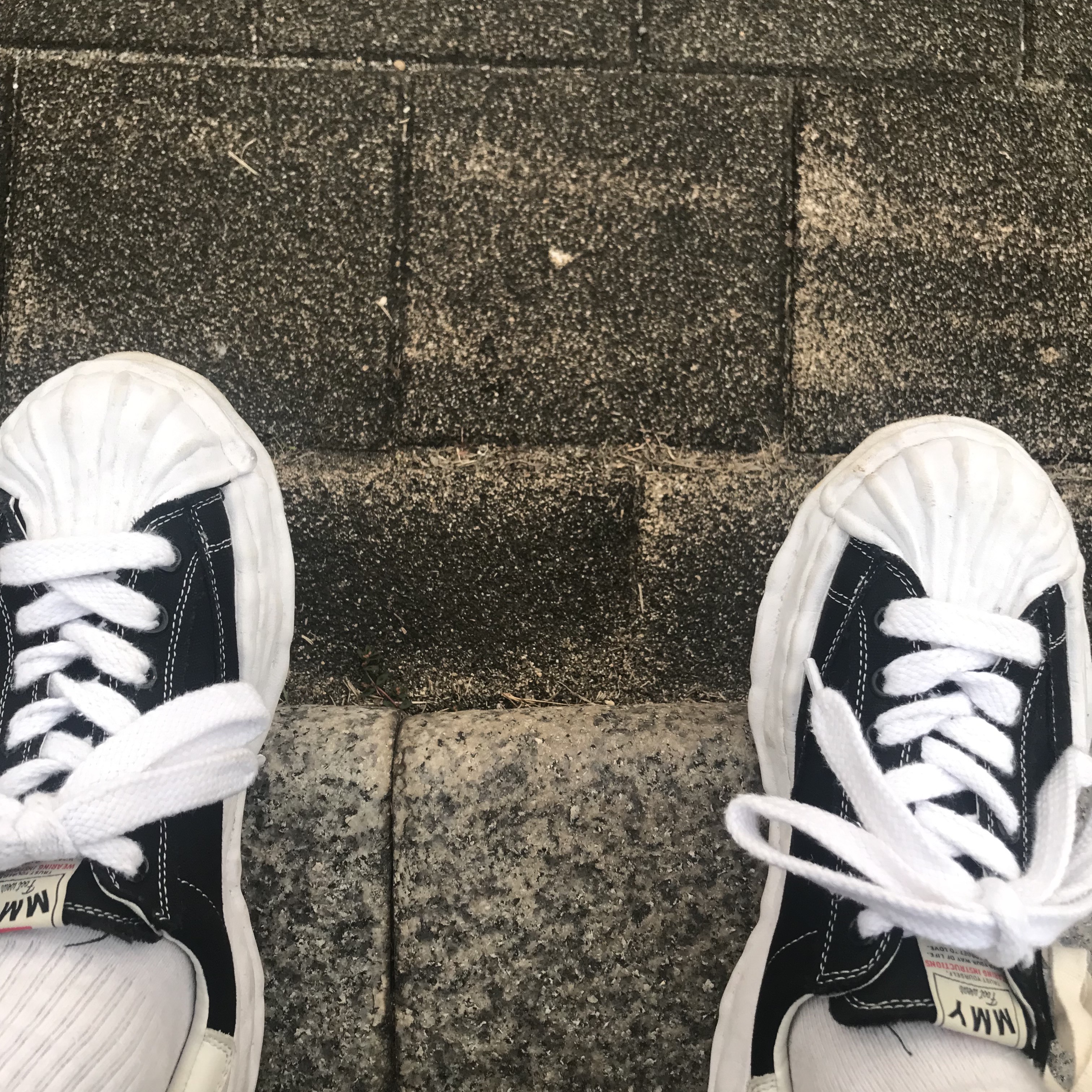 Maison Mihara Yasuhiro Blakey OG Sole Canvas Low-top Sneakers Black White 착용 스타일 - 1