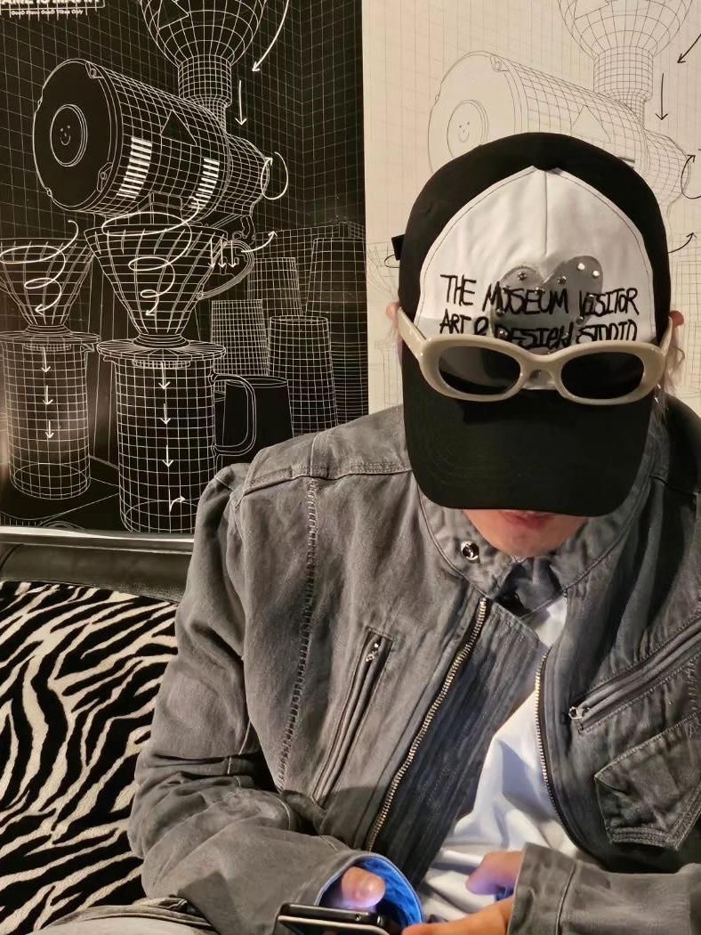 The Museum Visitor Heart Patch Stud Ballcap Black 착용 스타일 - 2