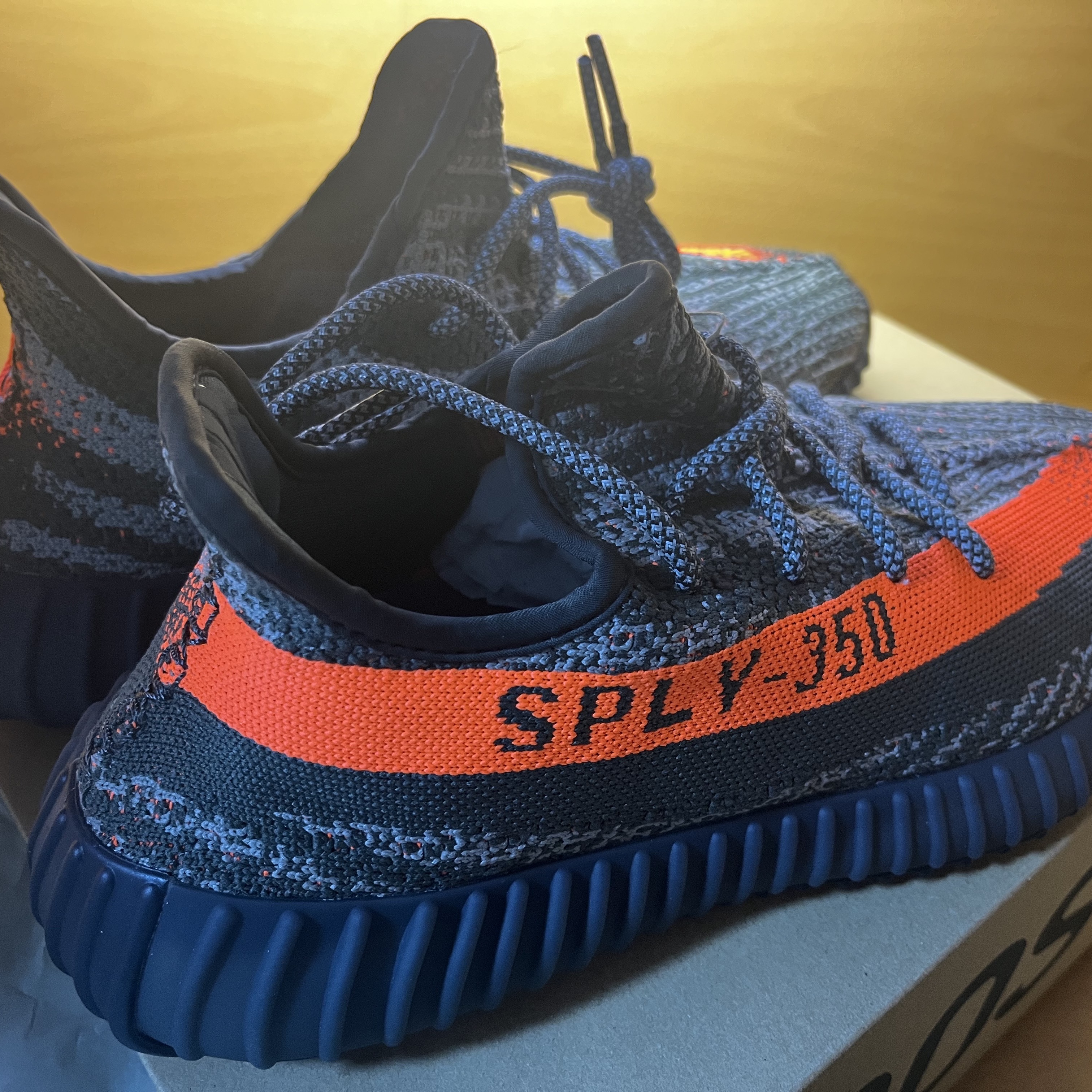 Adidas Yeezy Boost 350 V2 Carbon Beluga 착용 스타일
