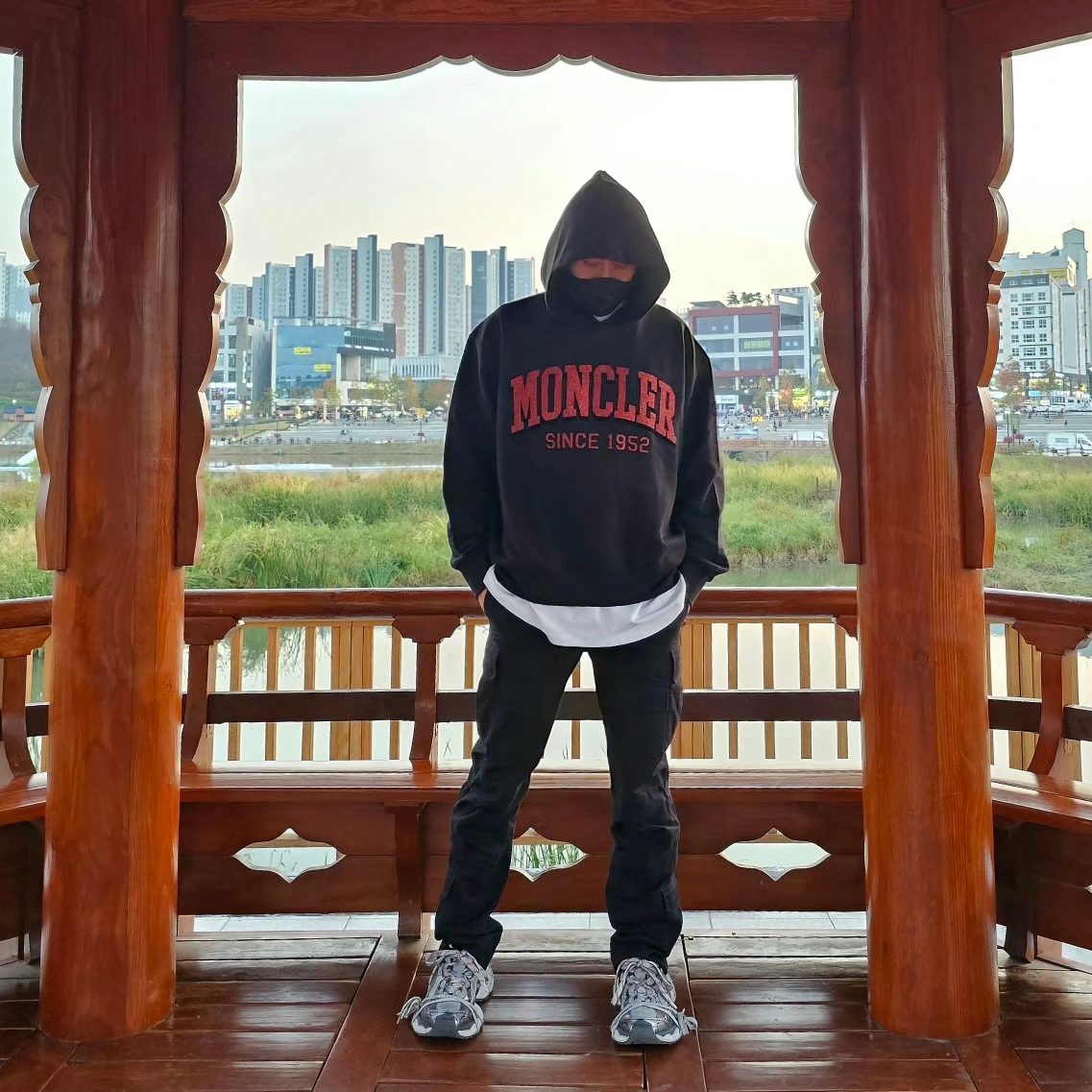 Moncler Glitter Logo Hoodie Black - 23SS 착용 스타일 - 3