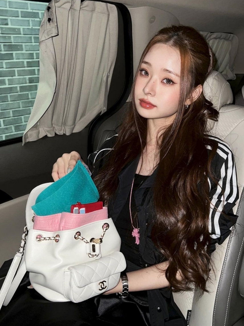 Chanel Small Backpack Calfskin & Gold White 착용 스타일 - 2
