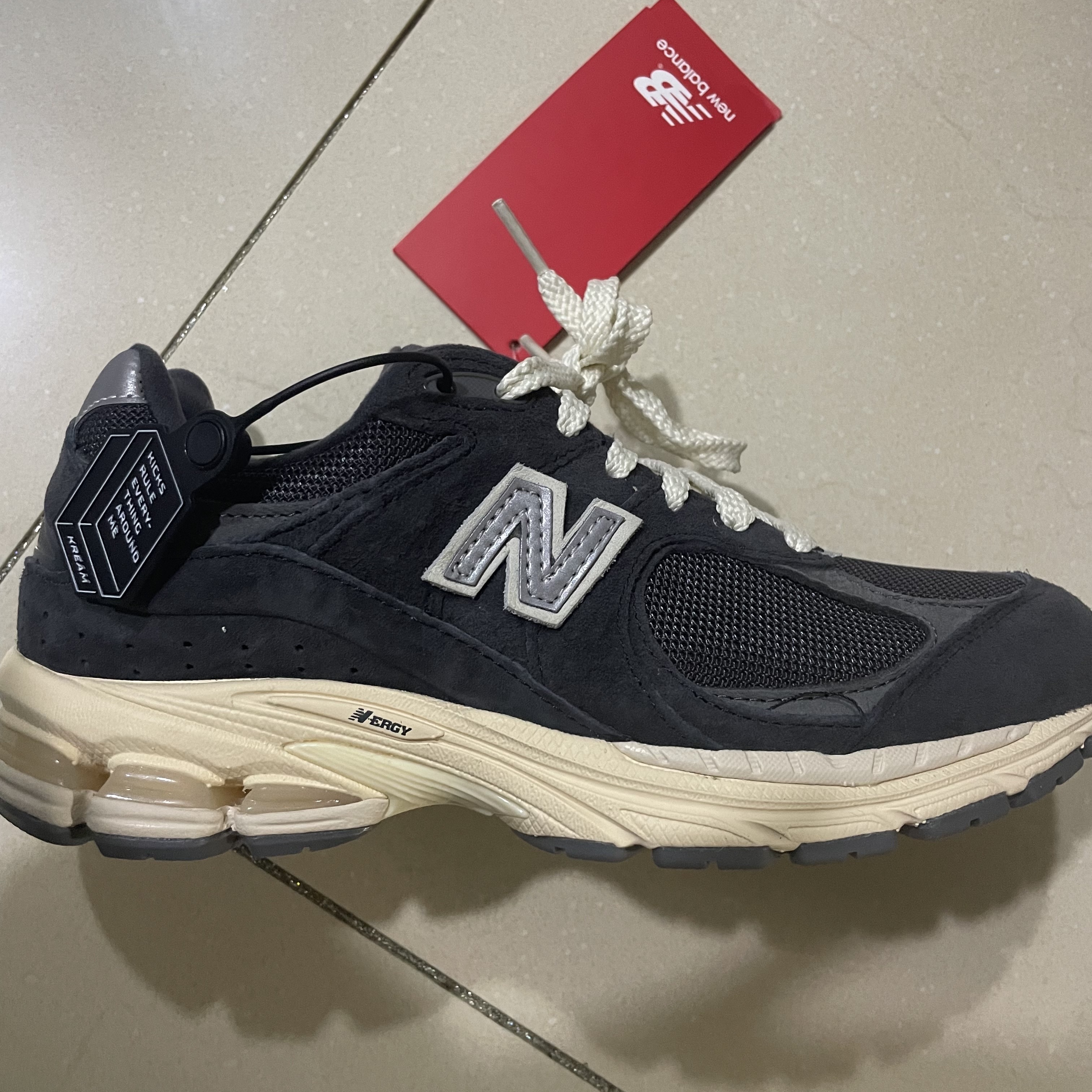 New Balance 2002R Special Vintage Black Grey 착용 스타일 - 2