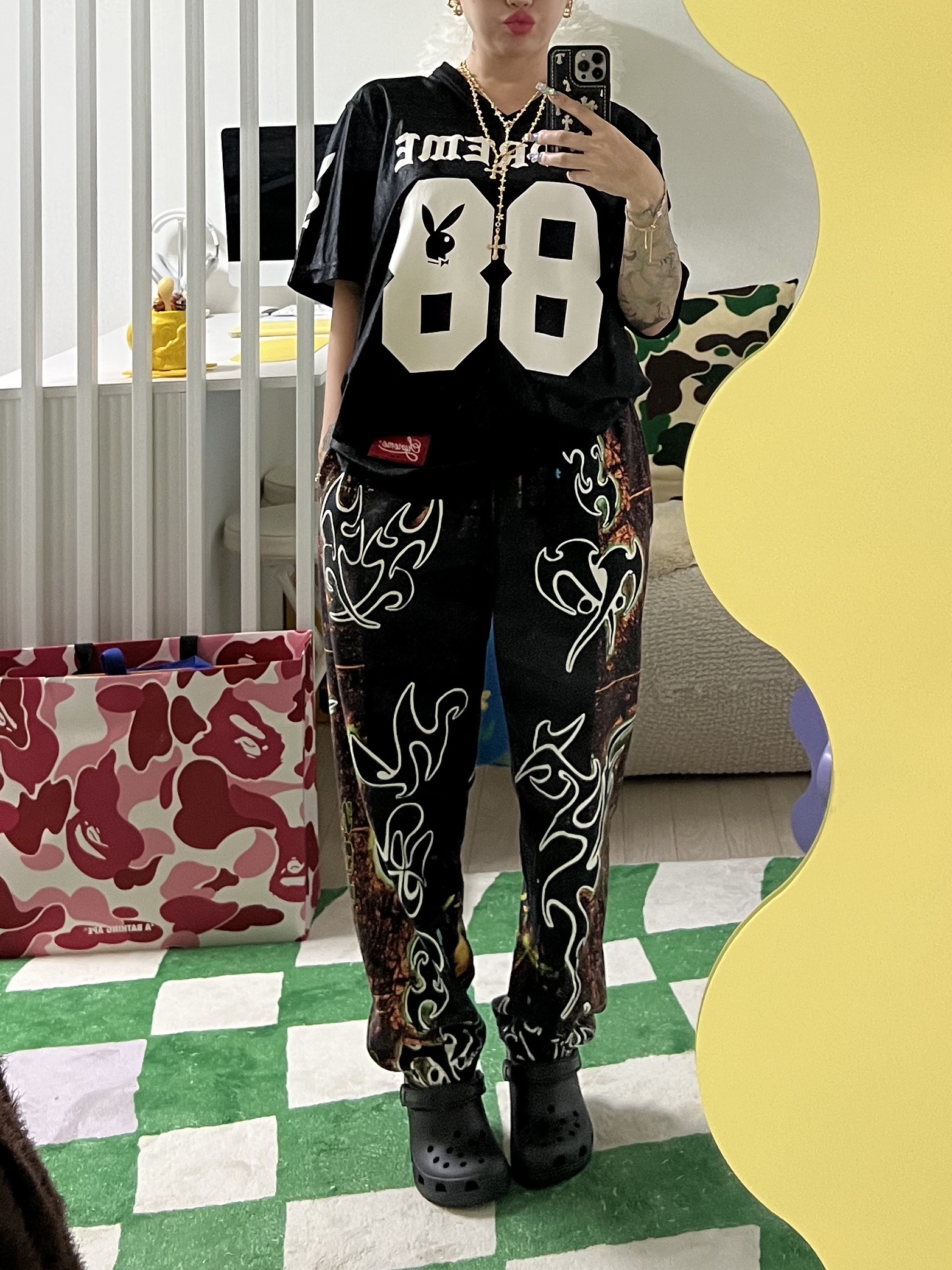 Supreme East Broadway Sweatpants Night - 22SS, Balenciaga Le Cagole Mini Multipouch Metallized Silver 착용 스타일 - 4