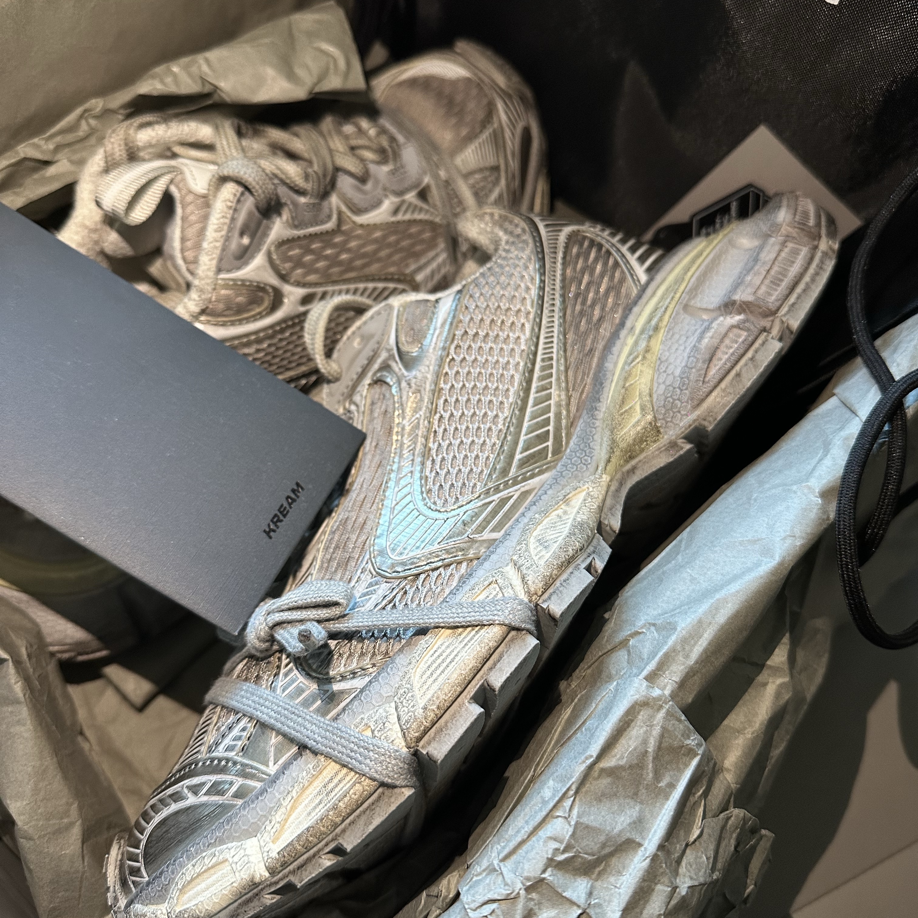 Balenciaga 3XL Sneakers Light Beige 착용 스타일 - 2