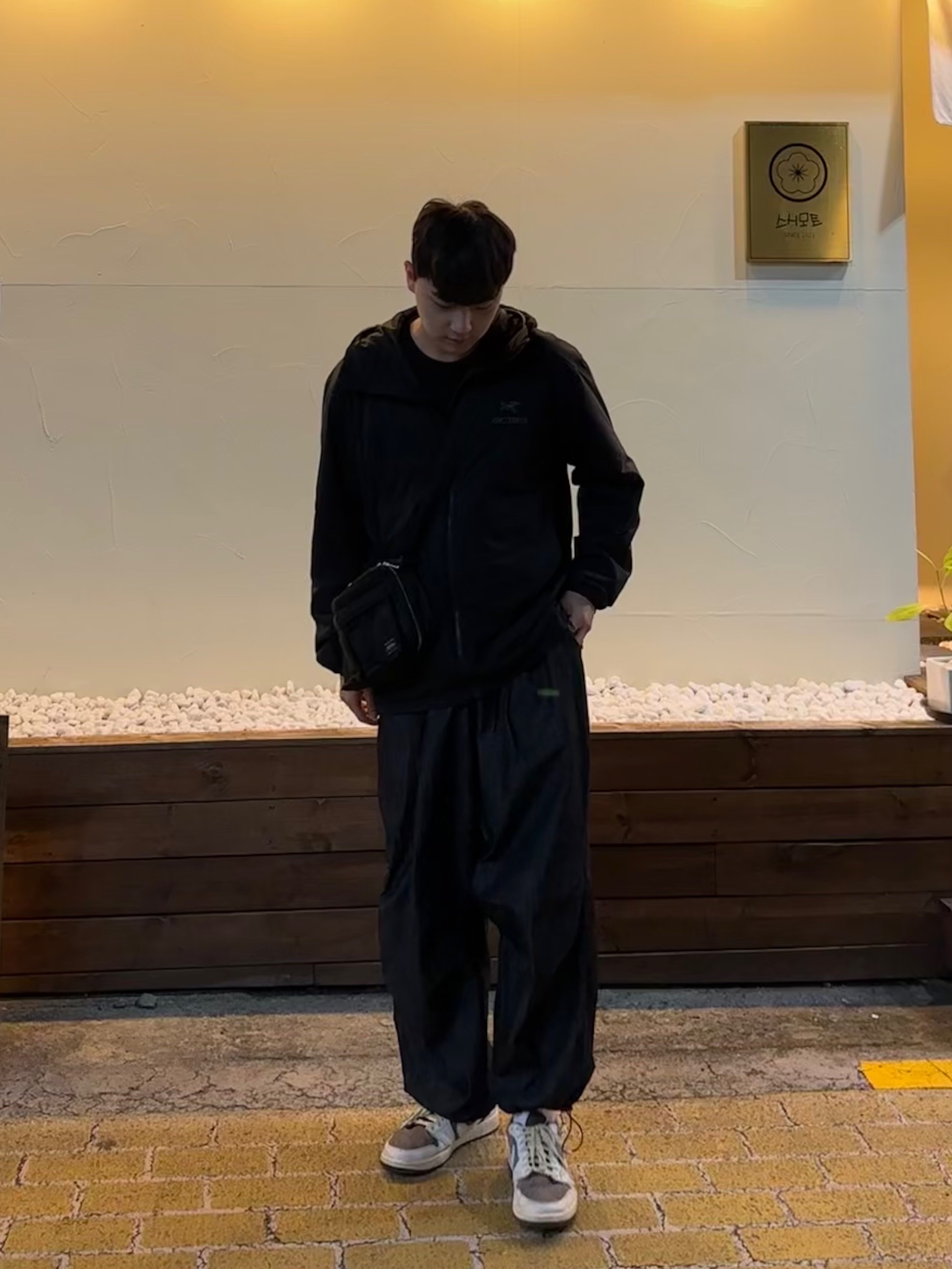 Arc'teryx Atom LT Hoody Black, Jordan 1 x Travis Scott Retro Low OG SP Sail and Ridgerock 착용 스타일 - 1
