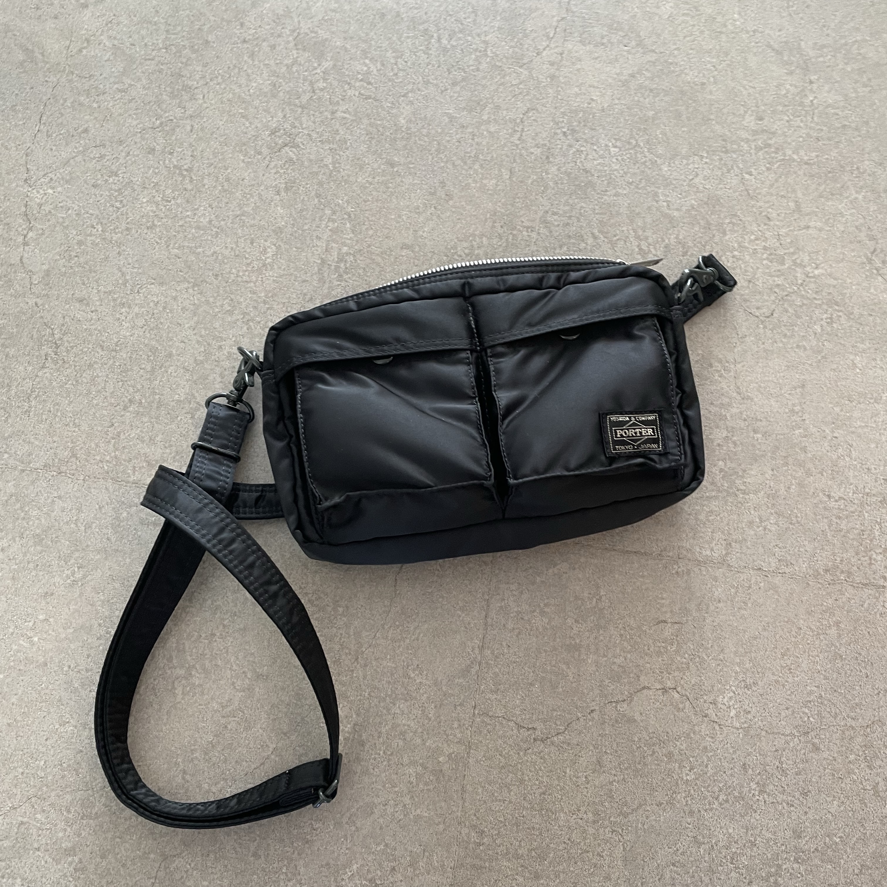 Porter Tanker Shoulder Bag S Black 착용 스타일