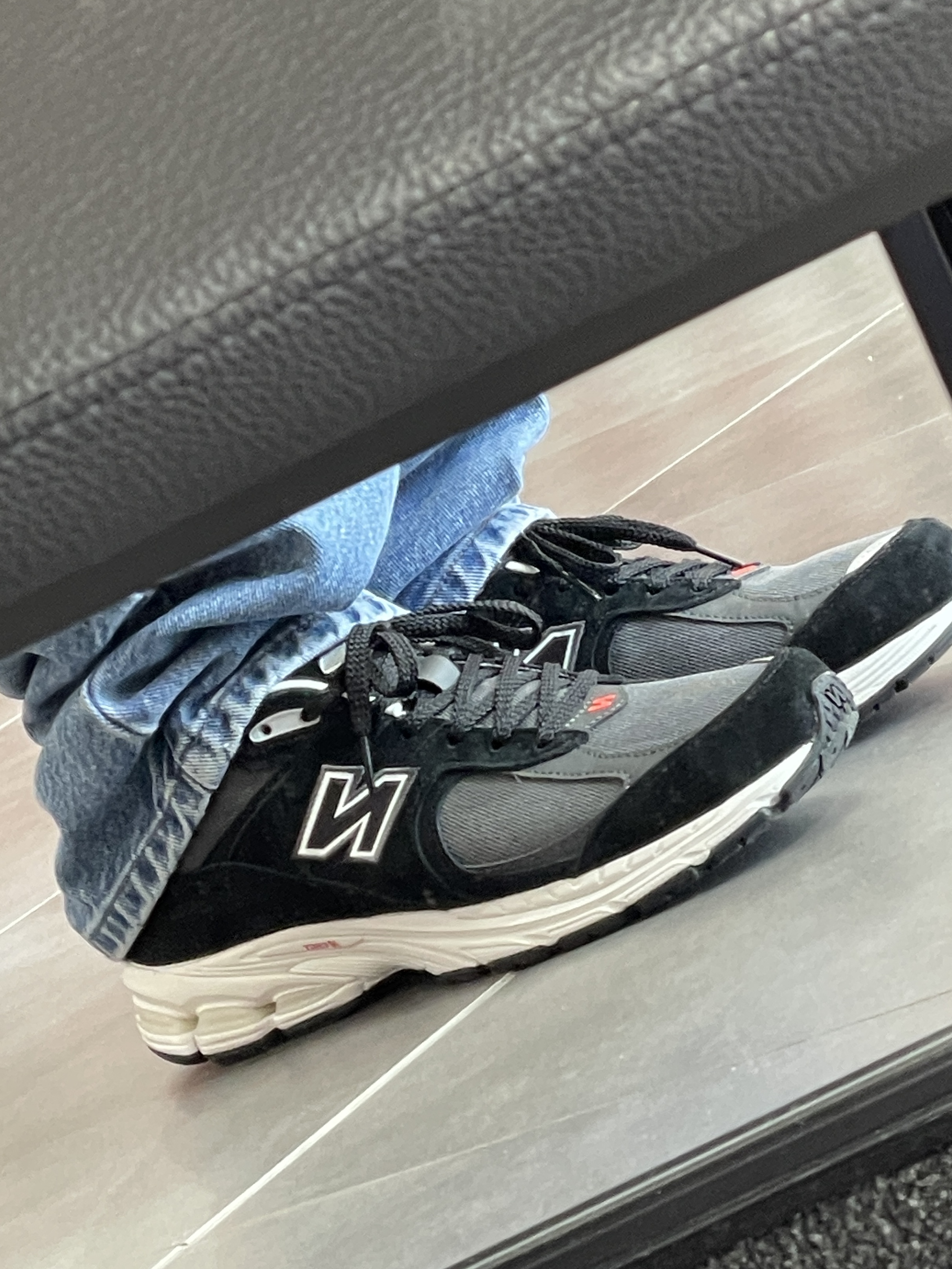 New Balance 2002R Black Sepia 착용 스타일 - 2