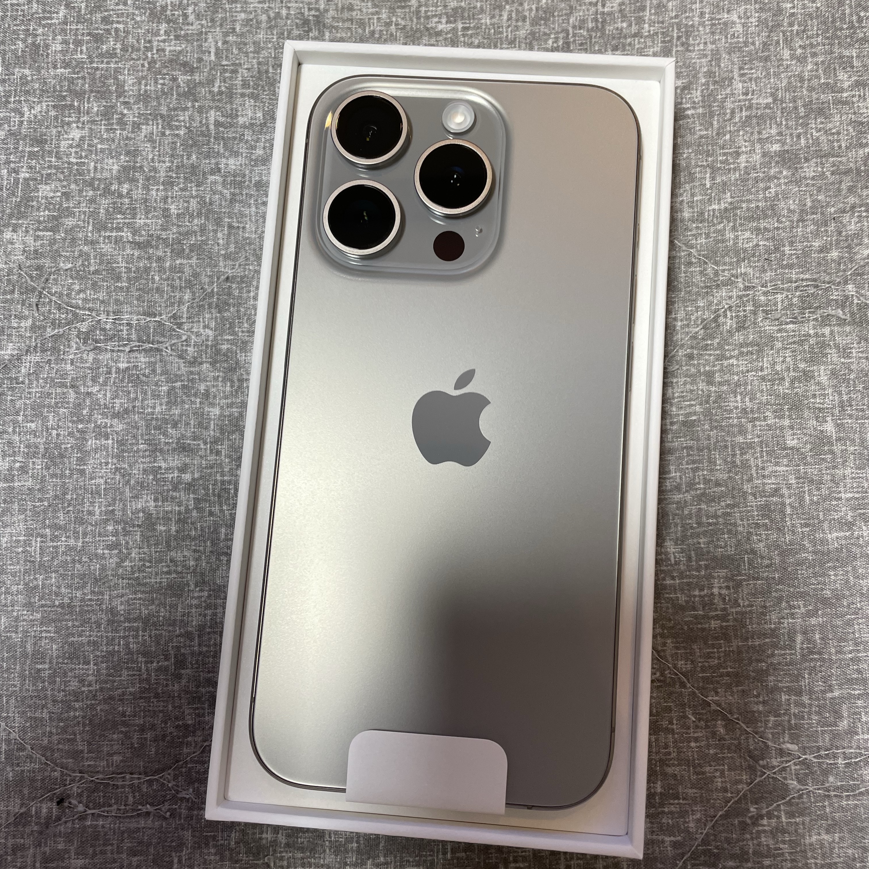 Apple iPhone 15 Pro 256GB Natural Titanium (Korean Ver.) 착용 스타일