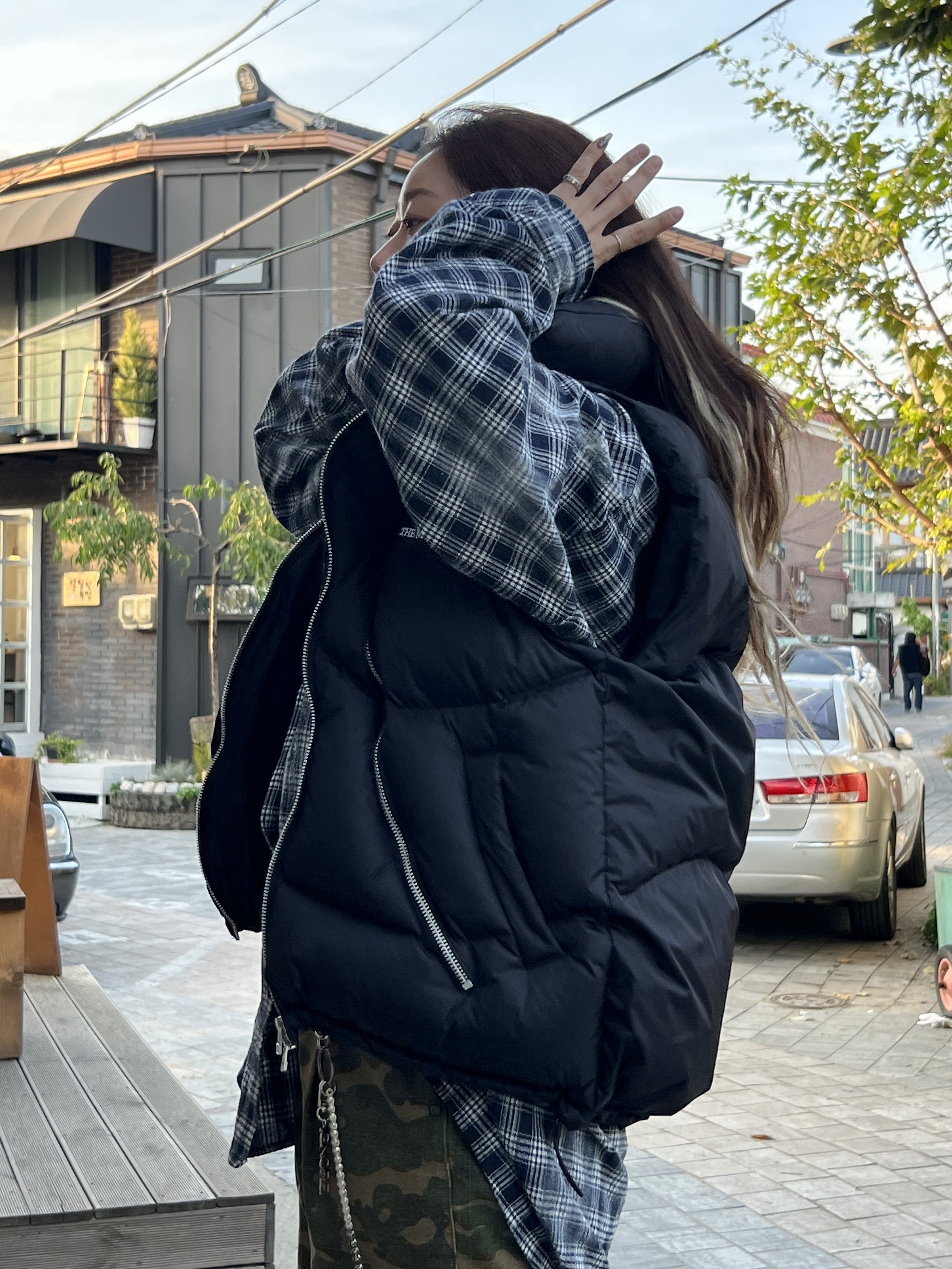 The Museum Visitor KREAM Curved Zipper Puffer Down Vest Glossy Black - 23FW 착용 스타일
