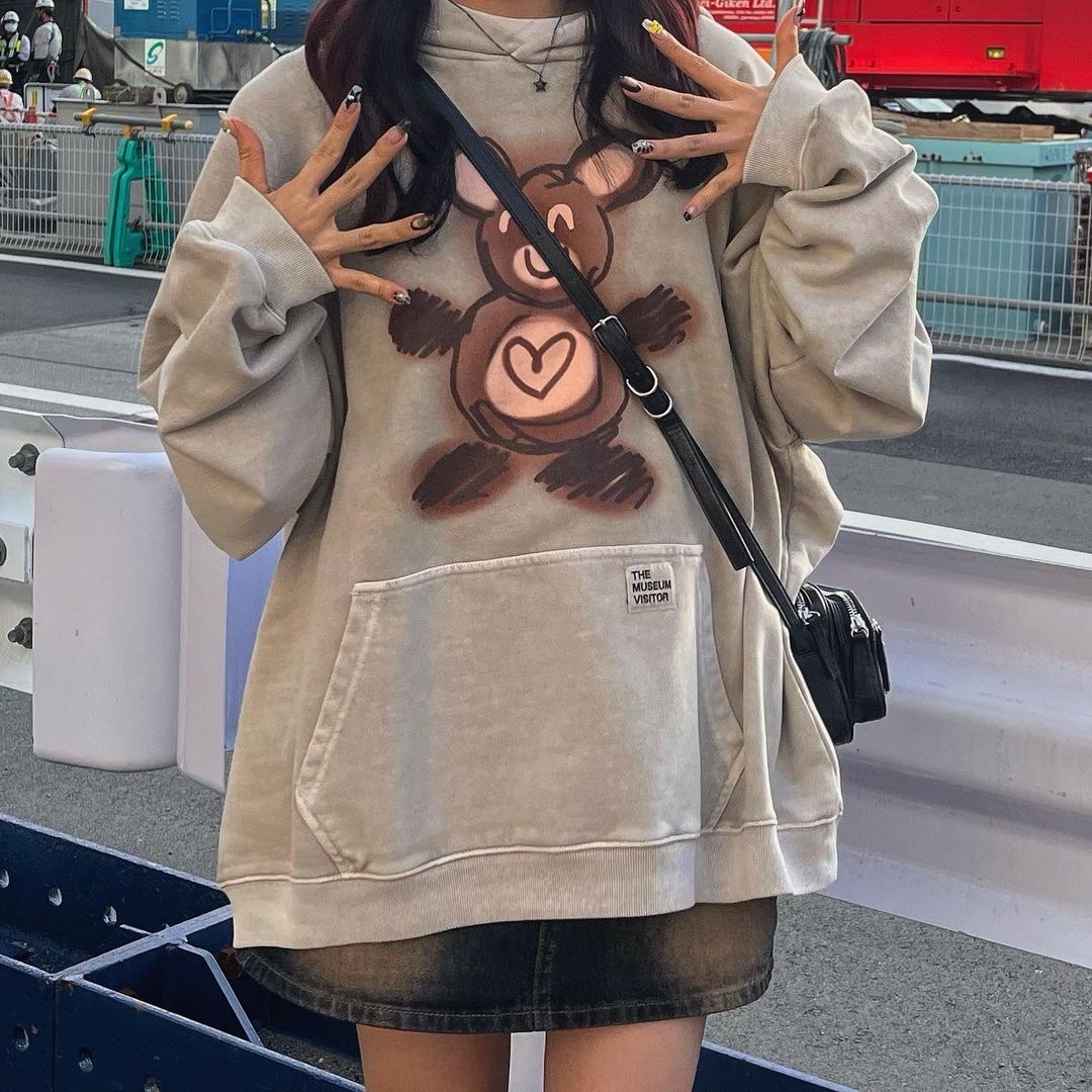 The Museum Visitor Bear Drawing Printed Pigment Hoody Beige 착용 스타일