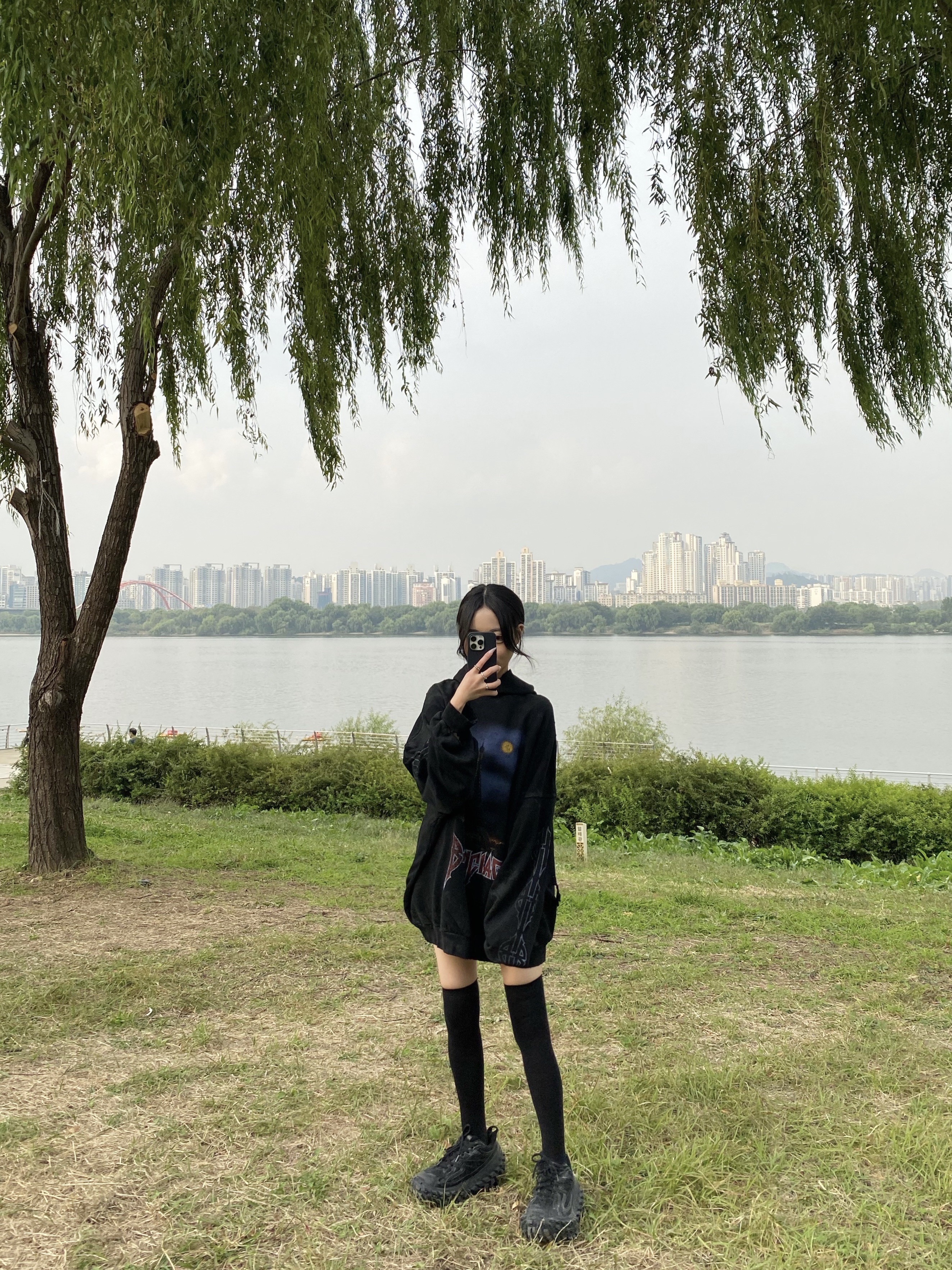 Balenciaga Paris Moon No Pocket Oversized Hoodie Faded Black, Balenciaga Superbusy Small Sling Bag Black 착용 스타일 - 3