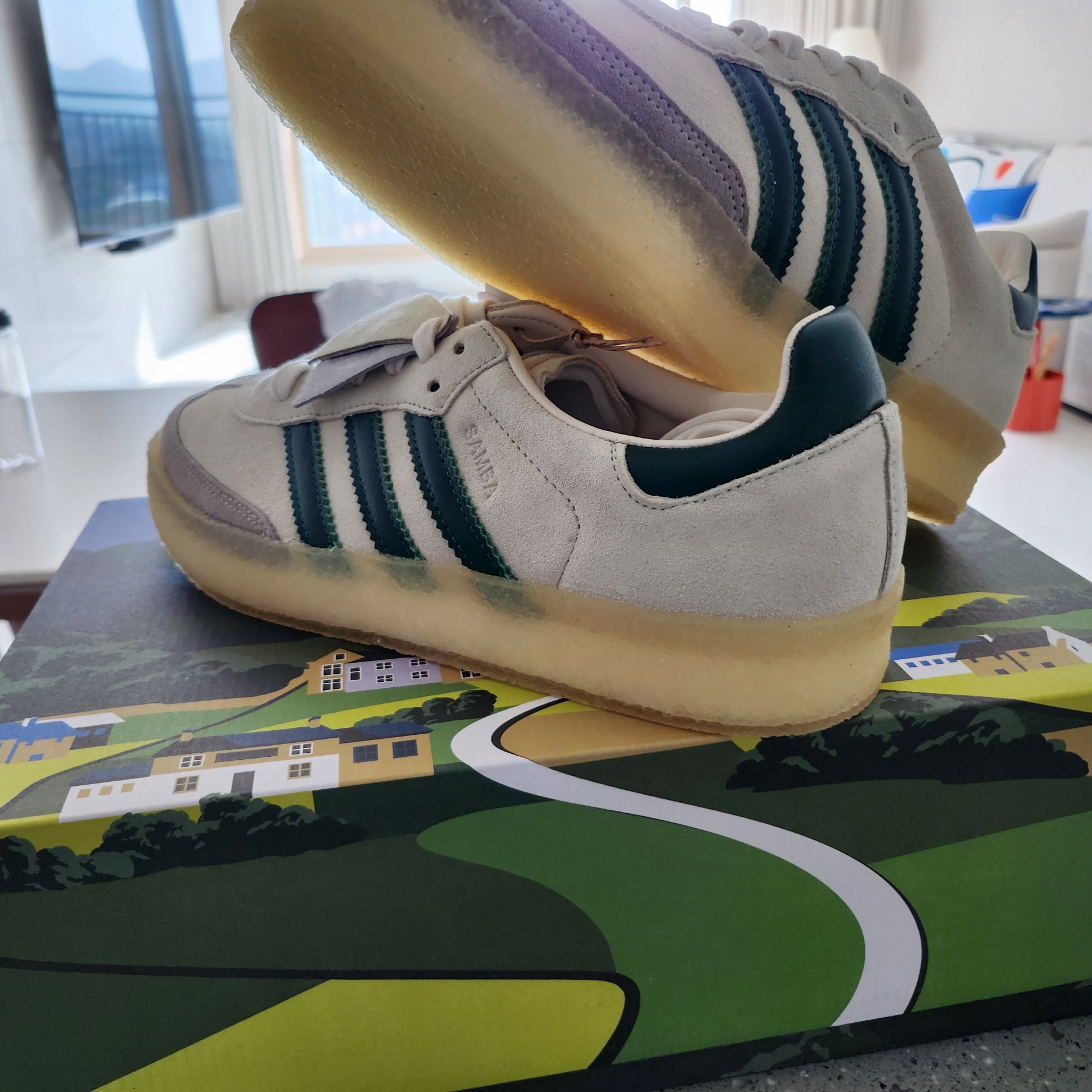 Adidas x Clarks x Ronnie Fieg 8th Street Samba Chalk White Green 착용 스타일 - 5