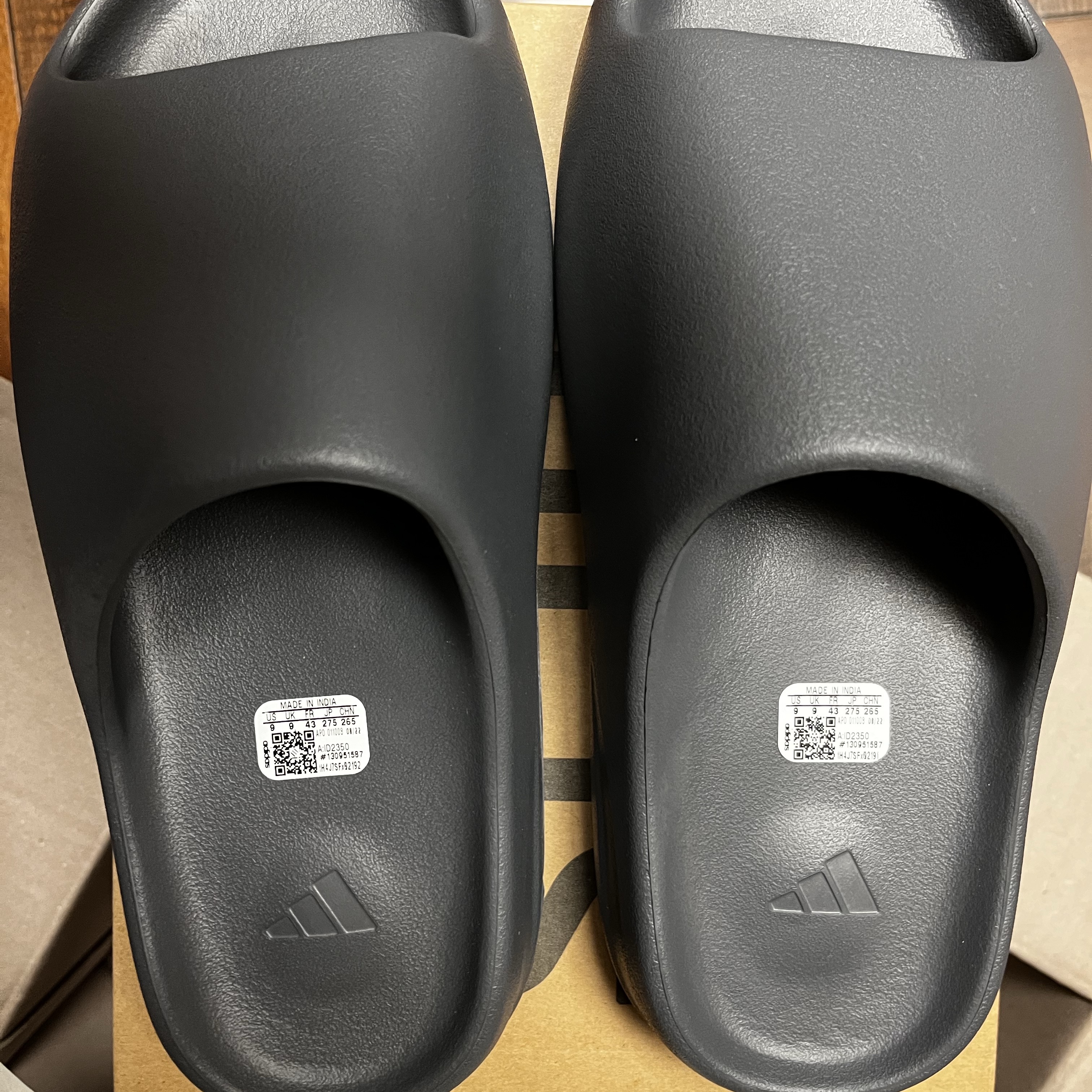 Adidas Yeezy Slide Slate Grey 착용 스타일