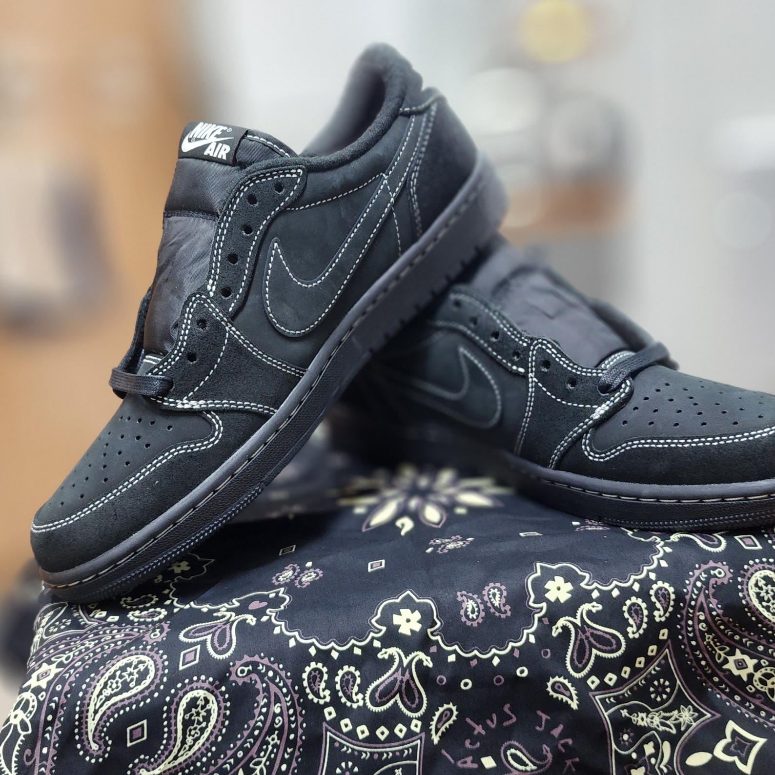 Jordan 1 x Travis Scott Retro Low OG SP Black Phantom 착용 스타일 - 5
