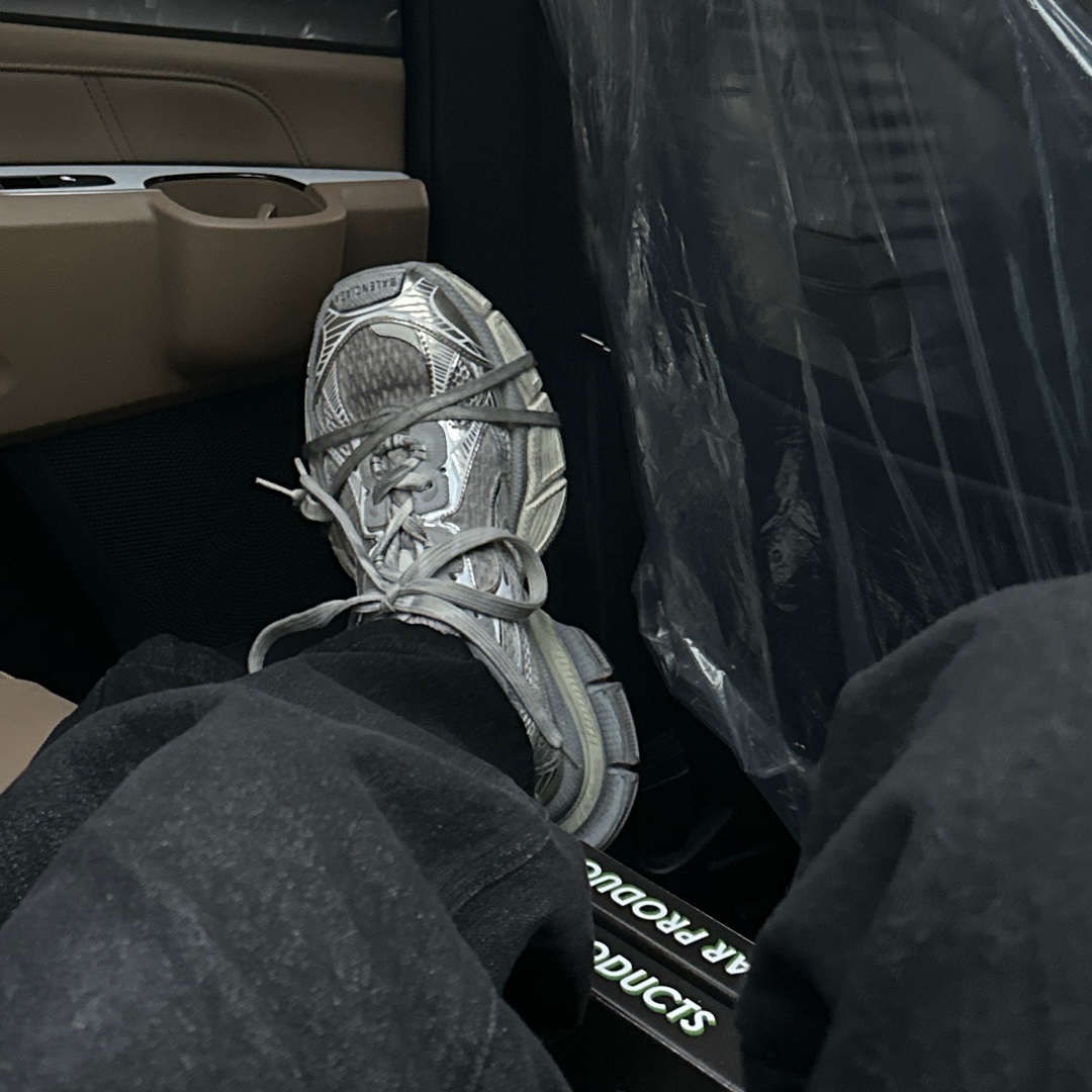 Balenciaga 3XL Sneakers Light Beige 착용 스타일