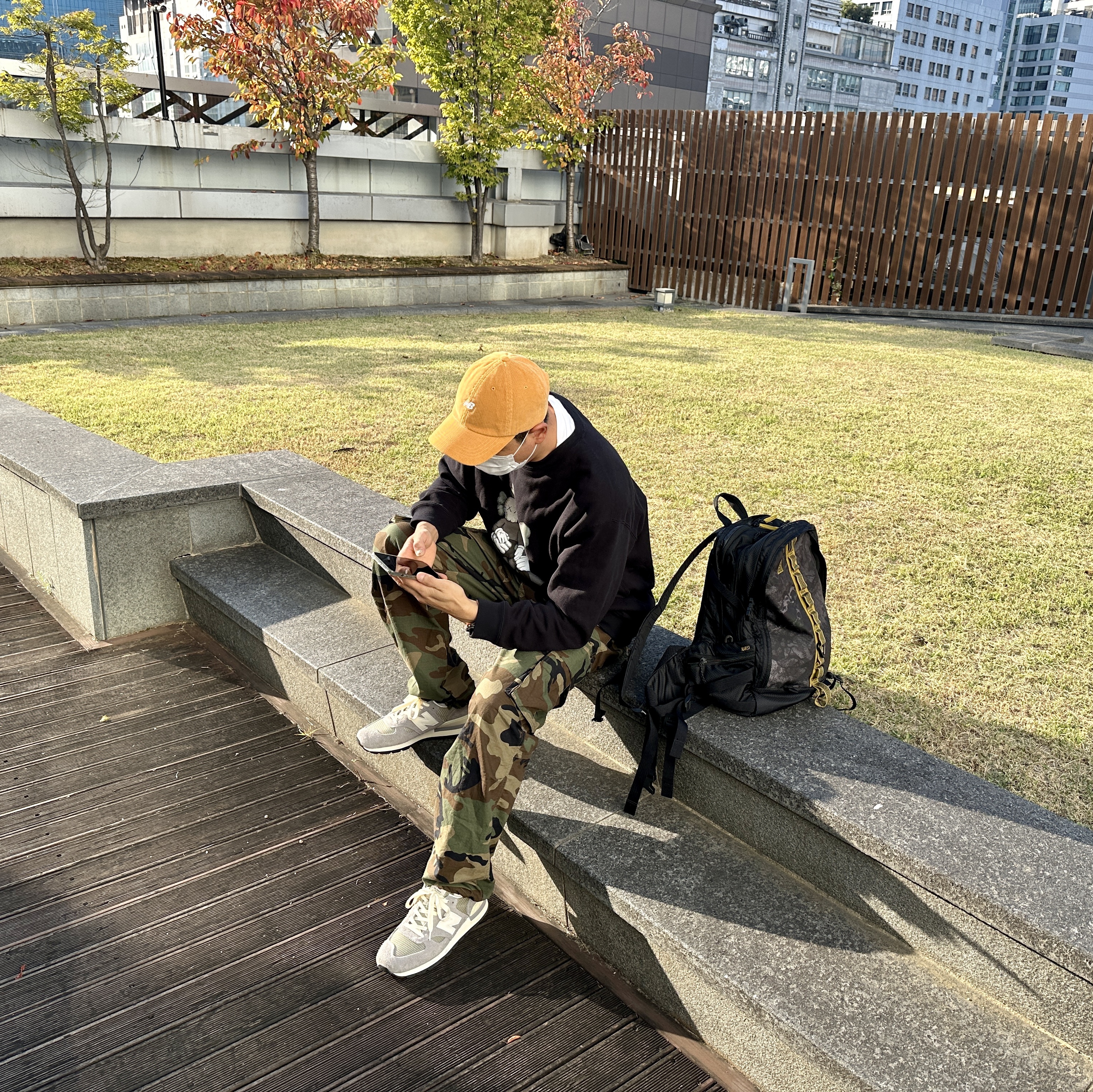 New Balance 990v1 Made in USA Marblehead Incense, Uniqlo UT x Kaws Long Sleeve Sweatshirt Black 착용 스타일 - 1