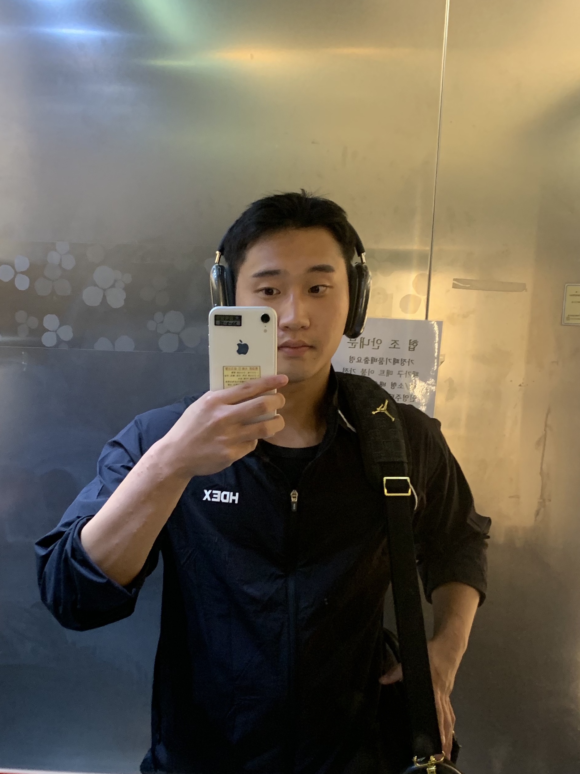 Jordan Monogram Duffle Bag Black (MA0759-023), Apple AirPods Max Lightning Space Gray (Korean Ver.) 착용 스타일 - 5