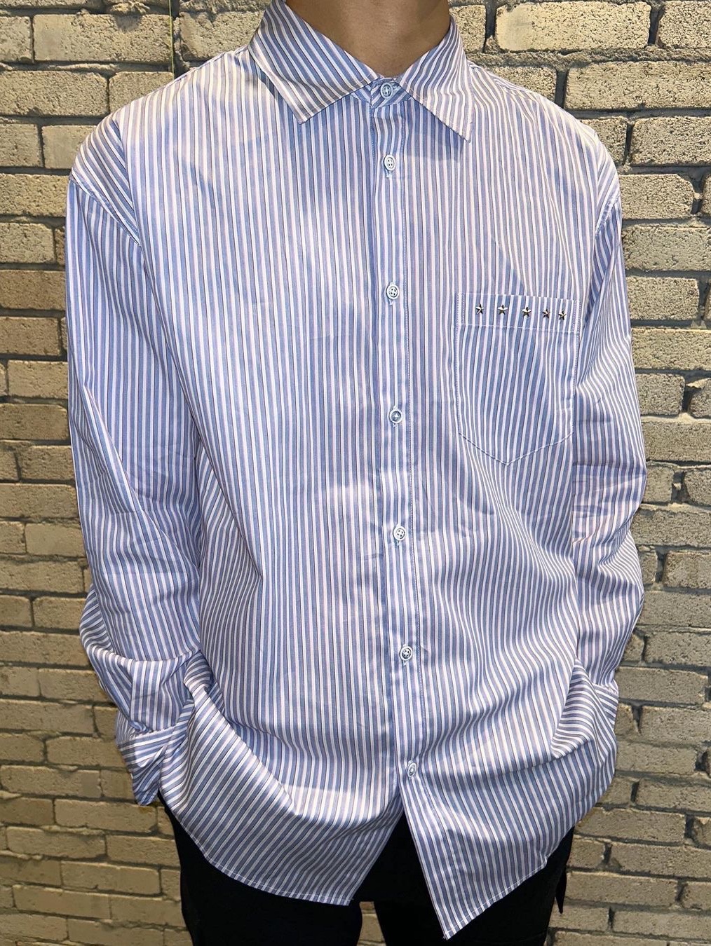 The Museum Visitor Five Star Stud Pocket Shirts Blue, The Museum Visitor Five Star Stud Pocket Shirts Red 착용 스타일 - 1