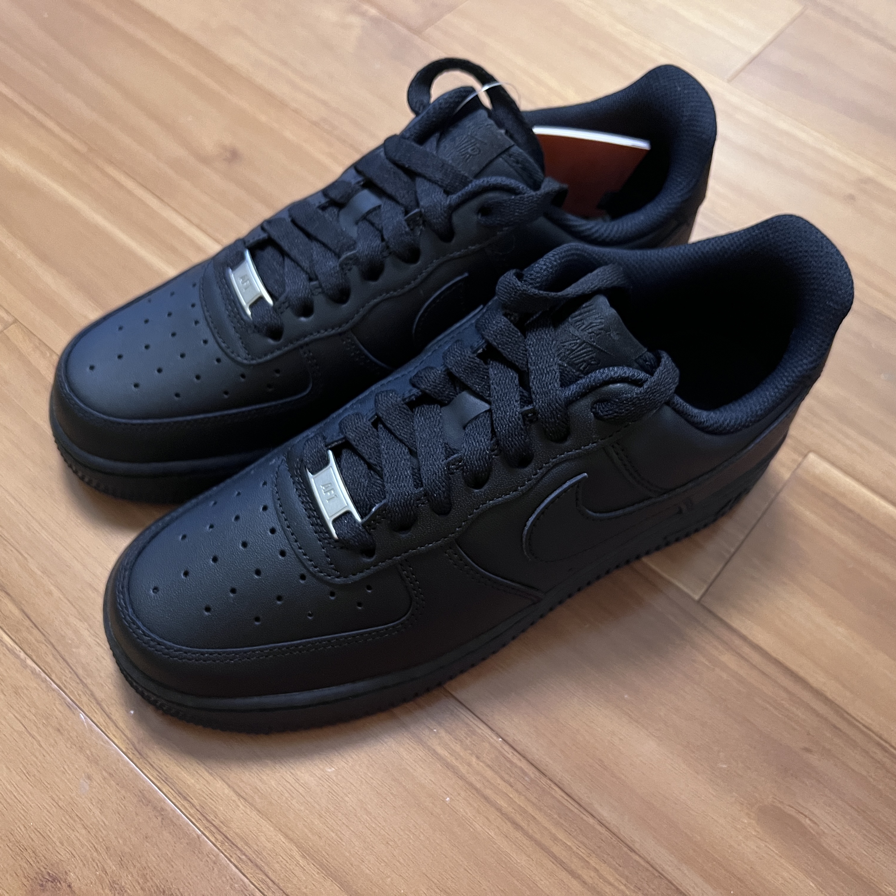 Nike Air Force 1 '07 Low Triple Black 착용 스타일