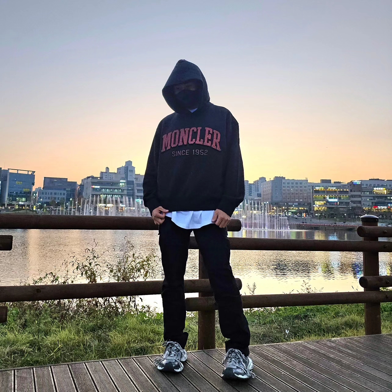 Moncler Glitter Logo Hoodie Black - 23SS 착용 스타일 - 1