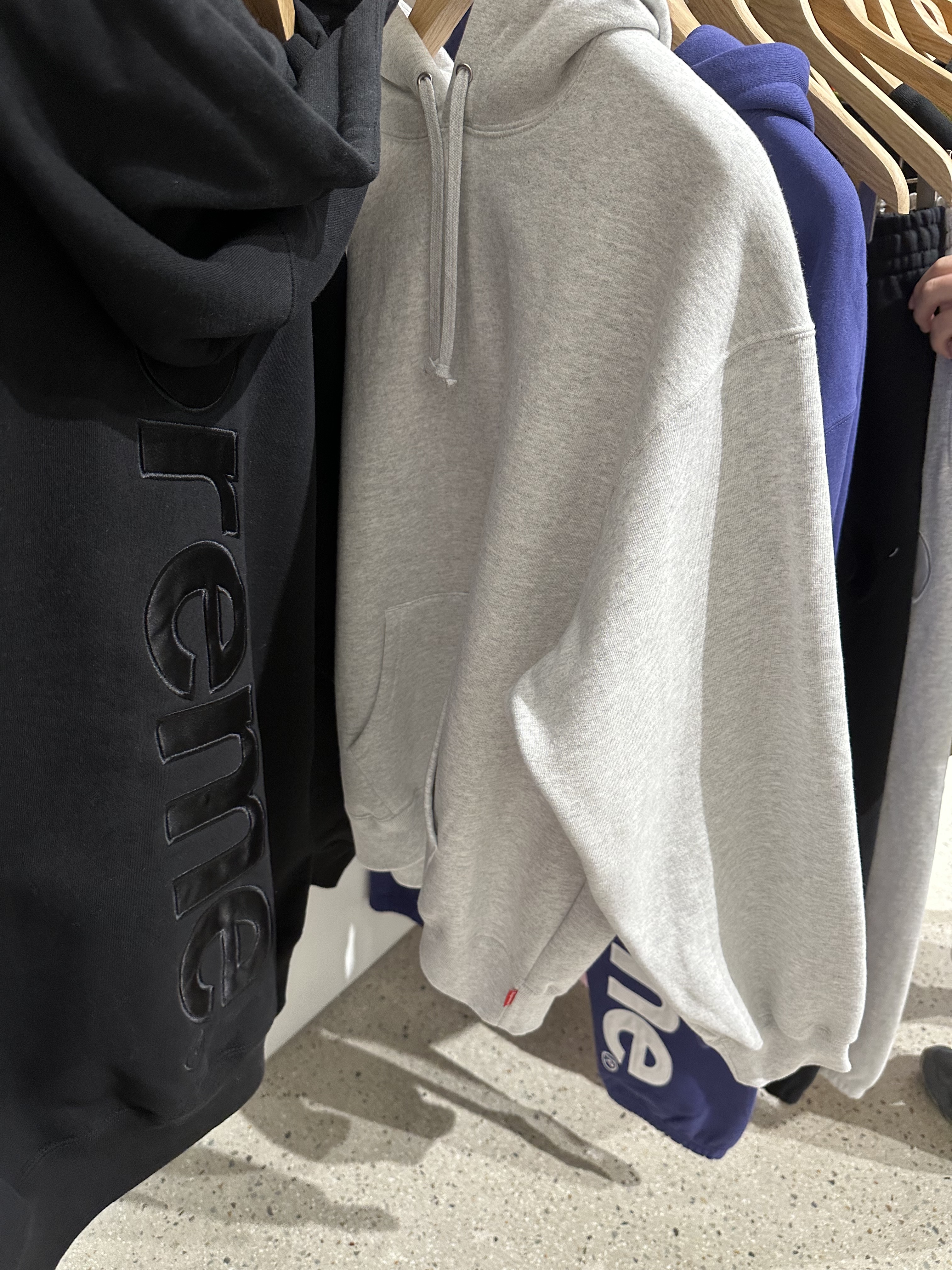 Supreme Satin Applique Hooded Sweatshirt Ash Grey - 23FW, Supreme Satin Applique Hooded Sweatshirt Black - 23FW 착용 스타일 - 2