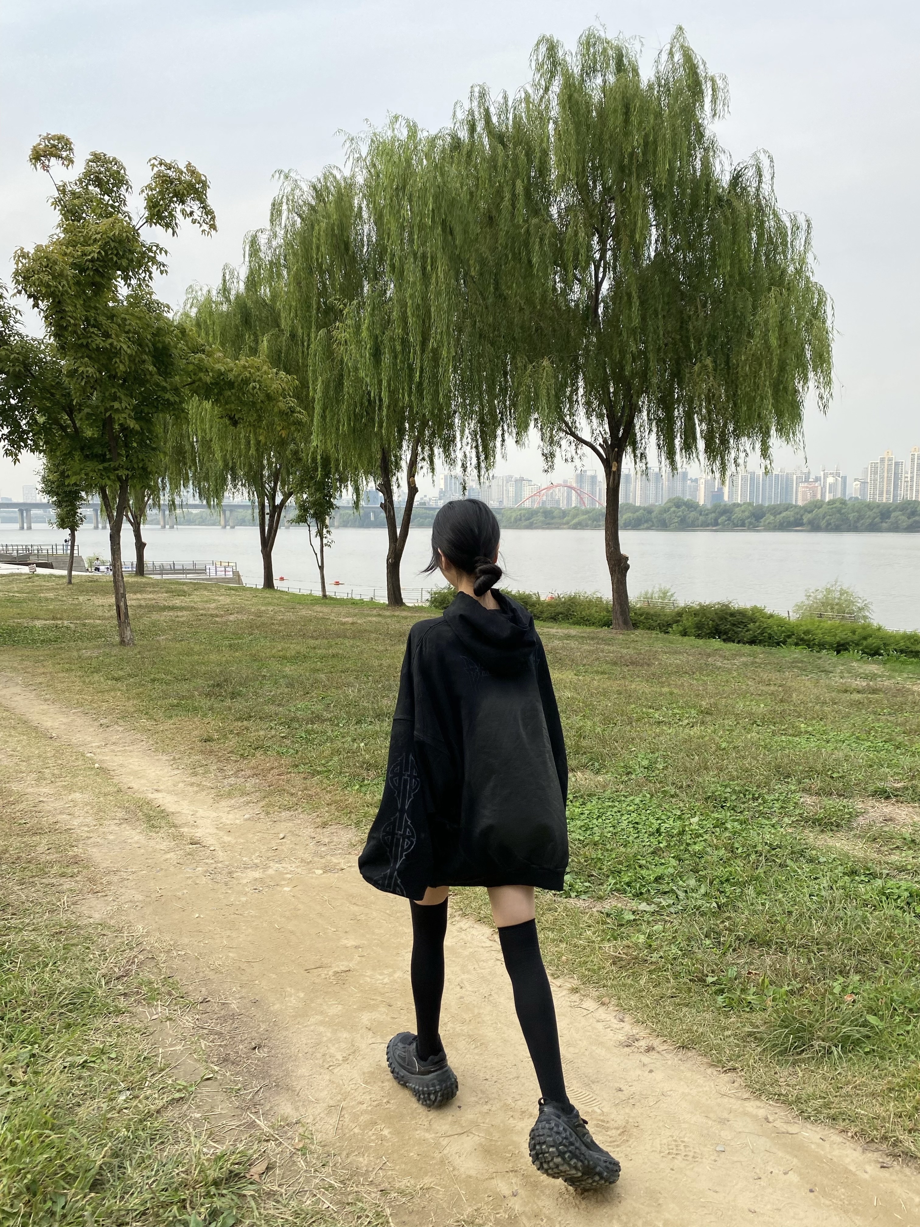 Balenciaga Paris Moon No Pocket Oversized Hoodie Faded Black, Balenciaga Superbusy Small Sling Bag Black 착용 스타일 - 4