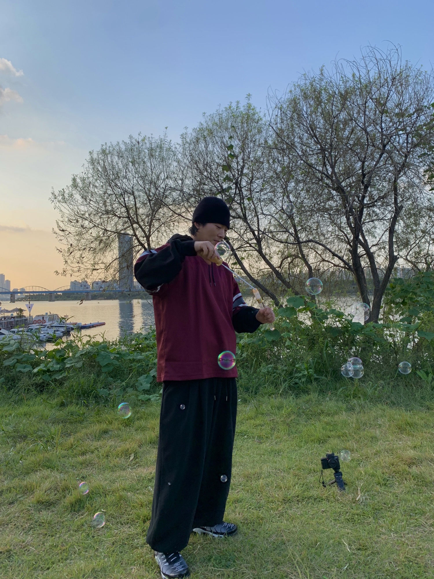 Stussy Surfman Mesh Football Jersey Burgundy, Nike Air Max Plus Black Metallic Silver 착용 스타일 - 1