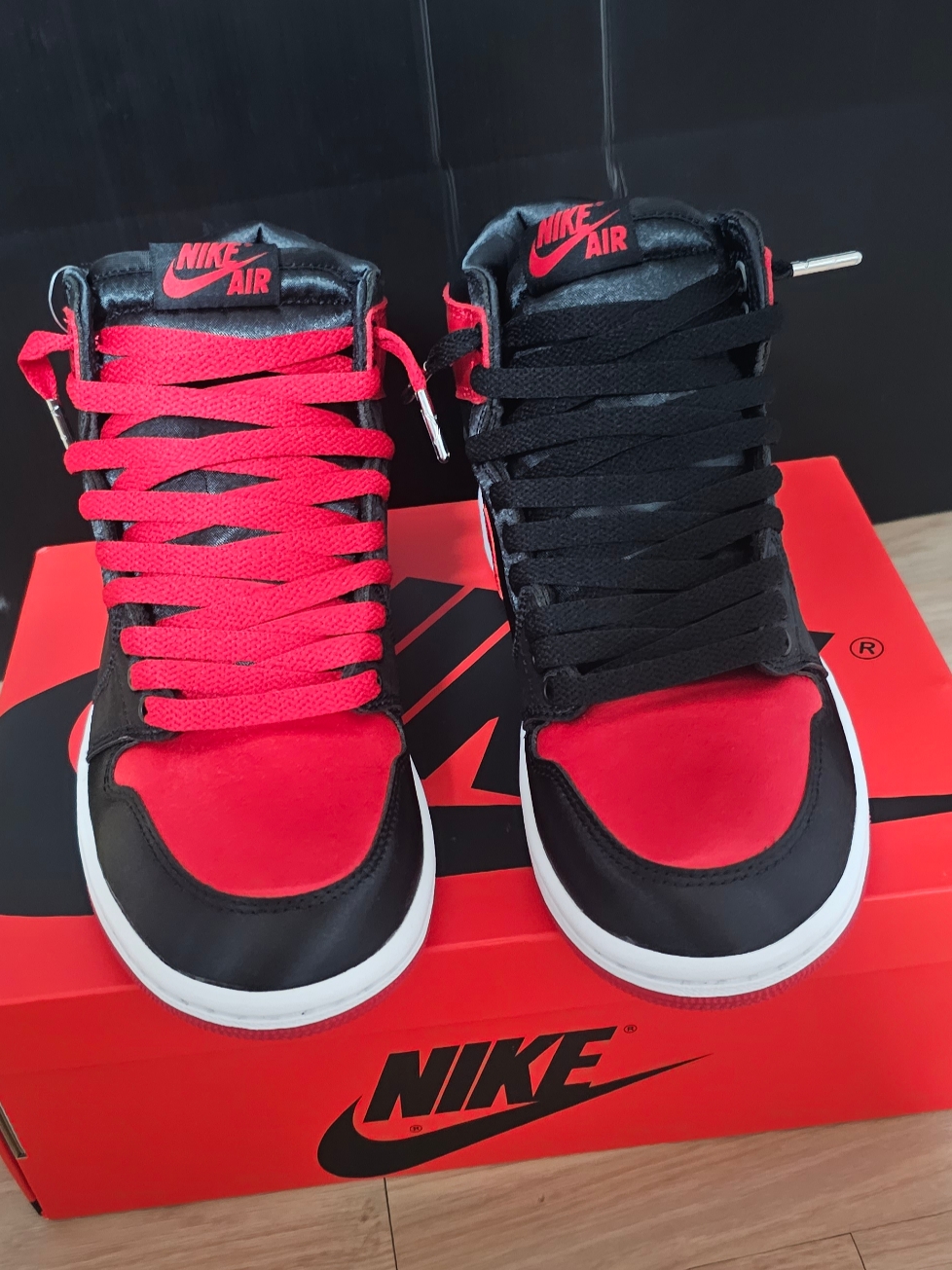 (W) Jordan 1 Retro High OG Satin Bred 착용 스타일 - 1