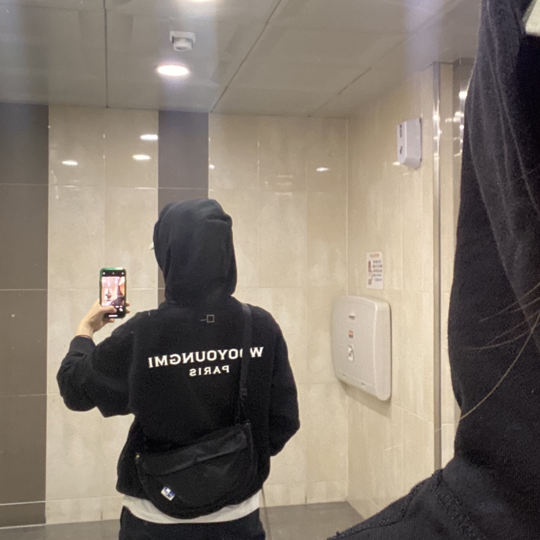 Wooyoungmi Cotton White Back Logo Hoodie Black - 22FW 착용 스타일