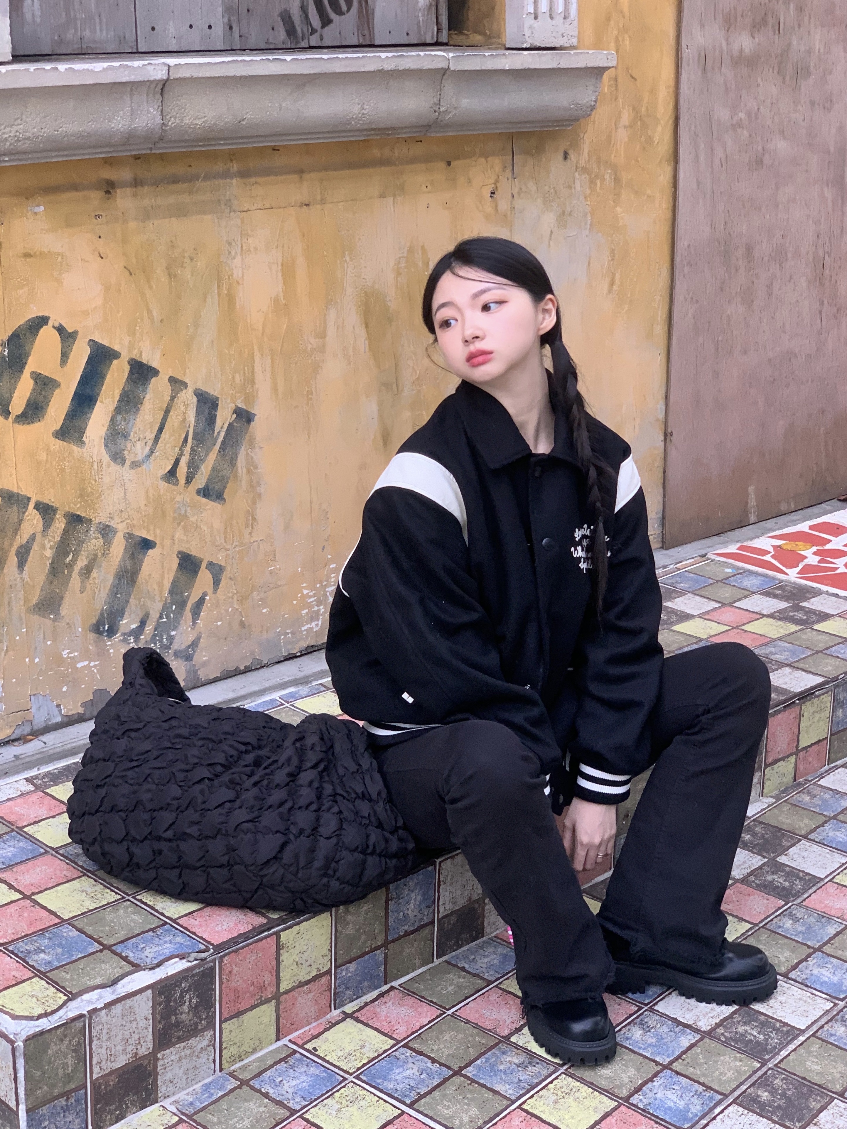 COS Quilted Oversized Shoulder Bag Black 착용 스타일 - 5