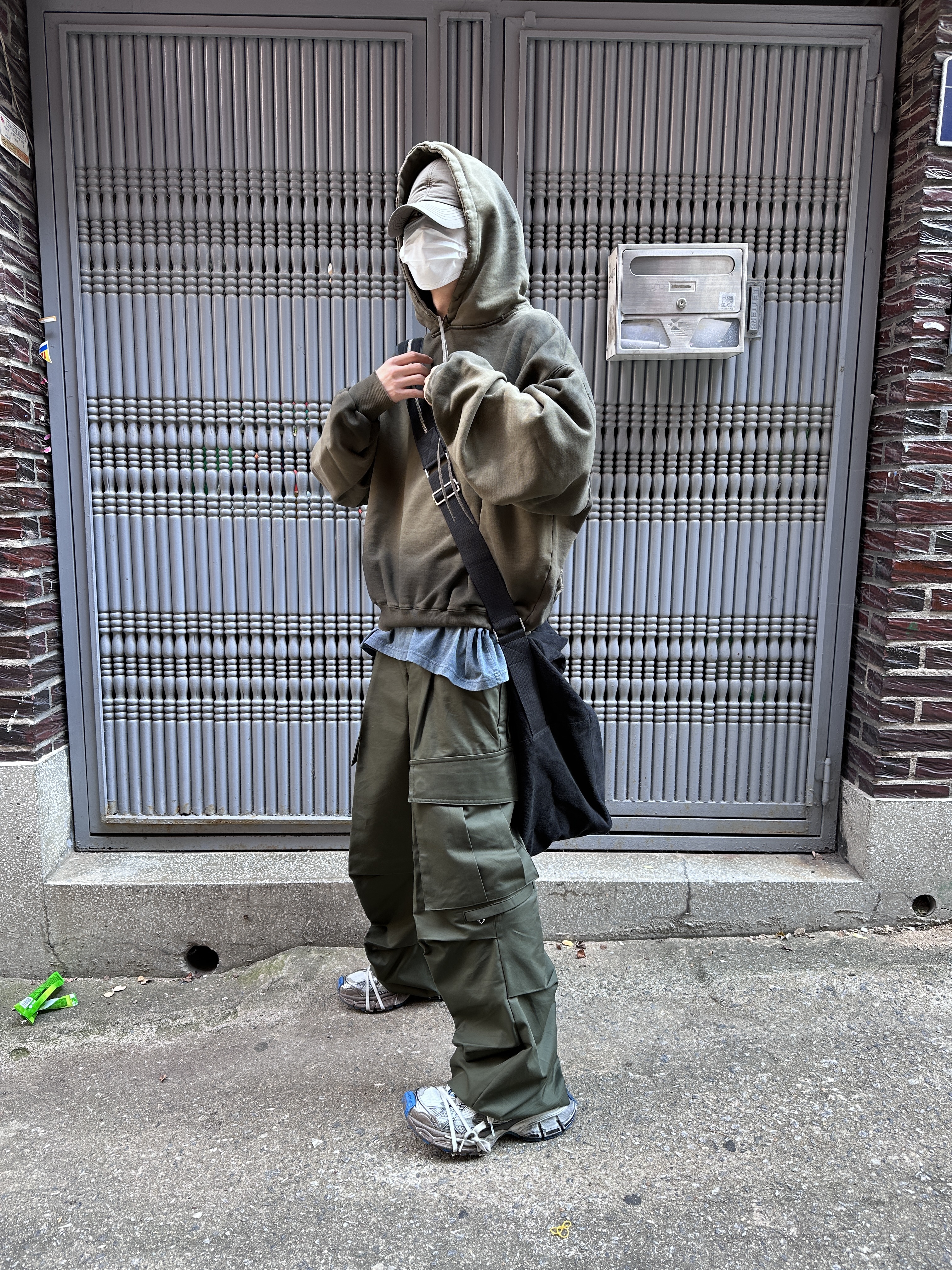Farfromwhat Far Parachute Big Bag Black, Balenciaga 3XL Sneakers Worn Out Grey White Blue 착용 스타일 - 2