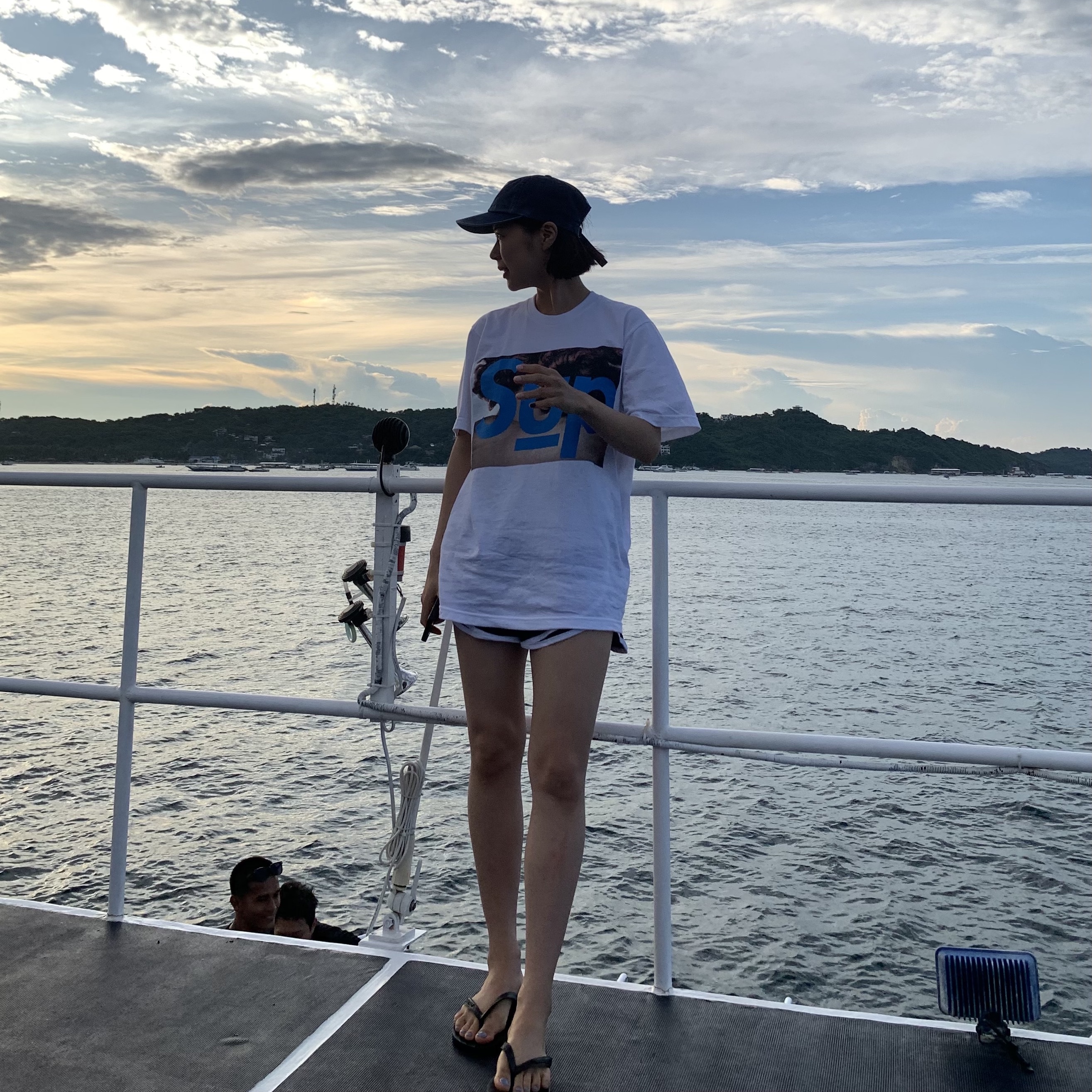 Supreme x Undercover Face T-Shirt White - 23SS, Supreme Pigment Print S Logo 6-Panel Navy - 23FW 착용 스타일
