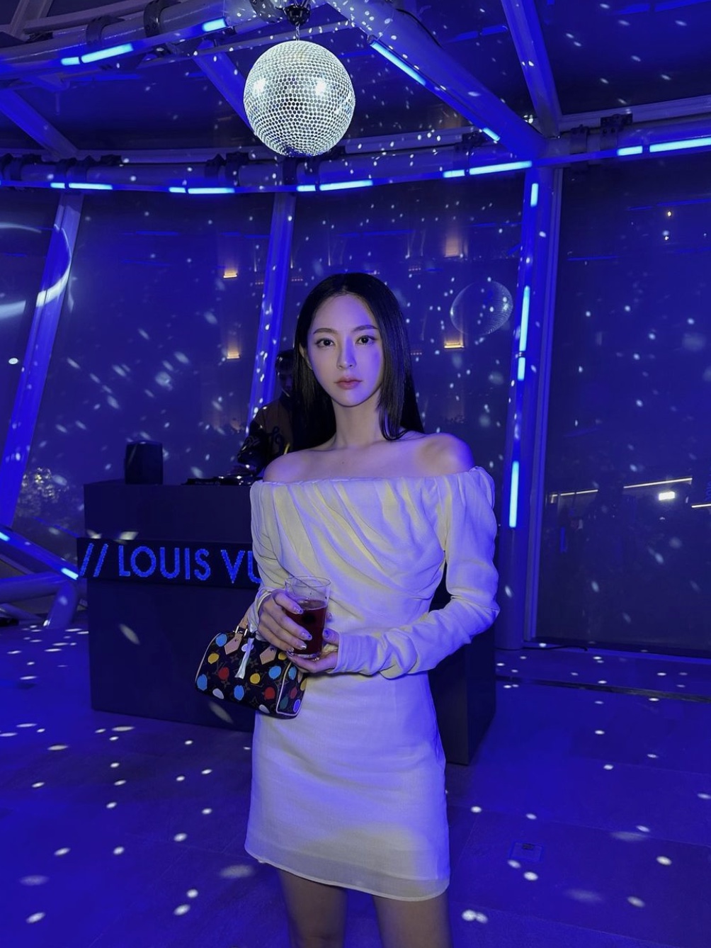 Louis Vuitton x YK Nano Speedy Dots Print Monogram 착용 스타일