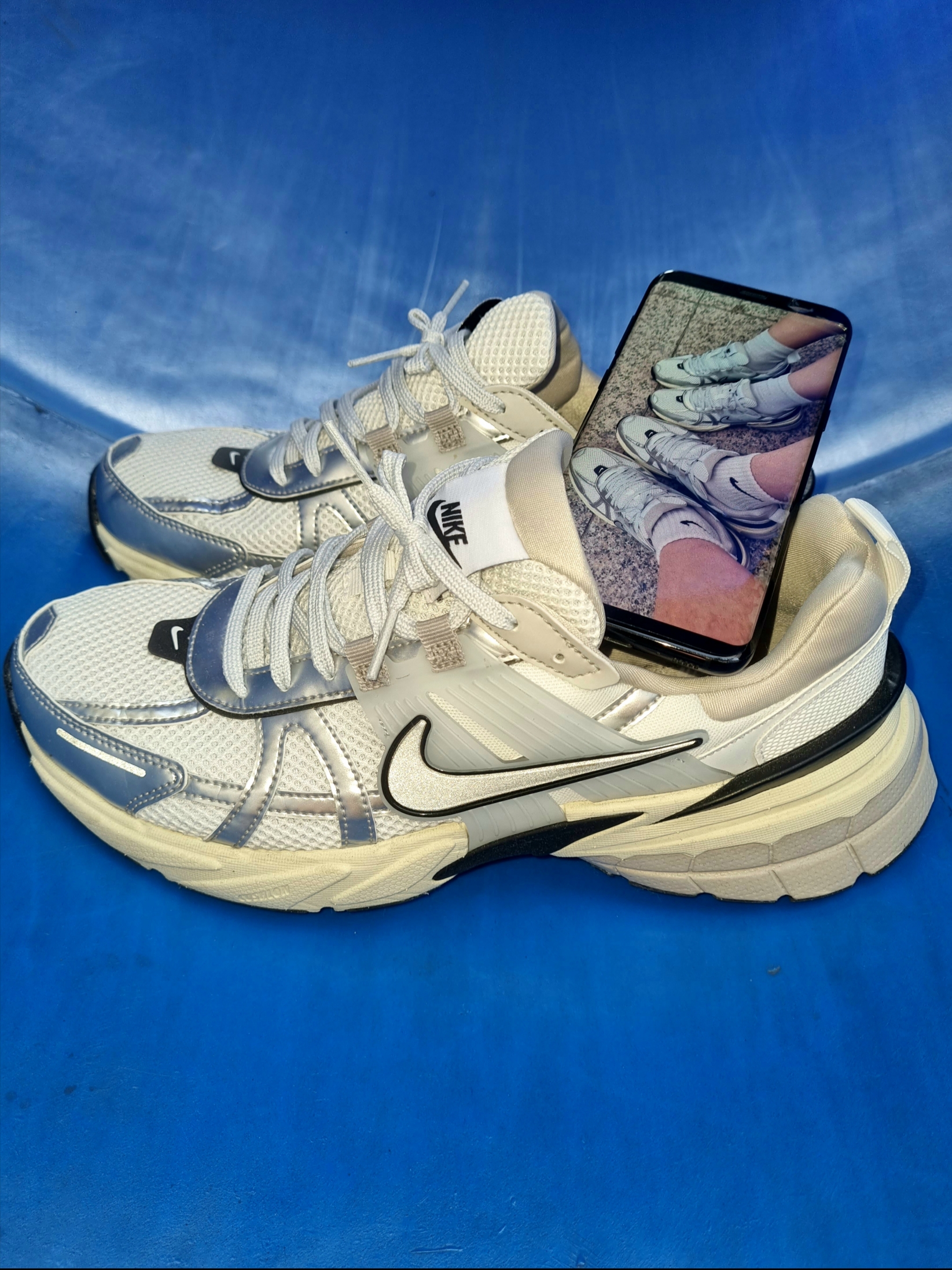 Nike V2K Run Summit White Metallic Silver 착용 스타일 - 1