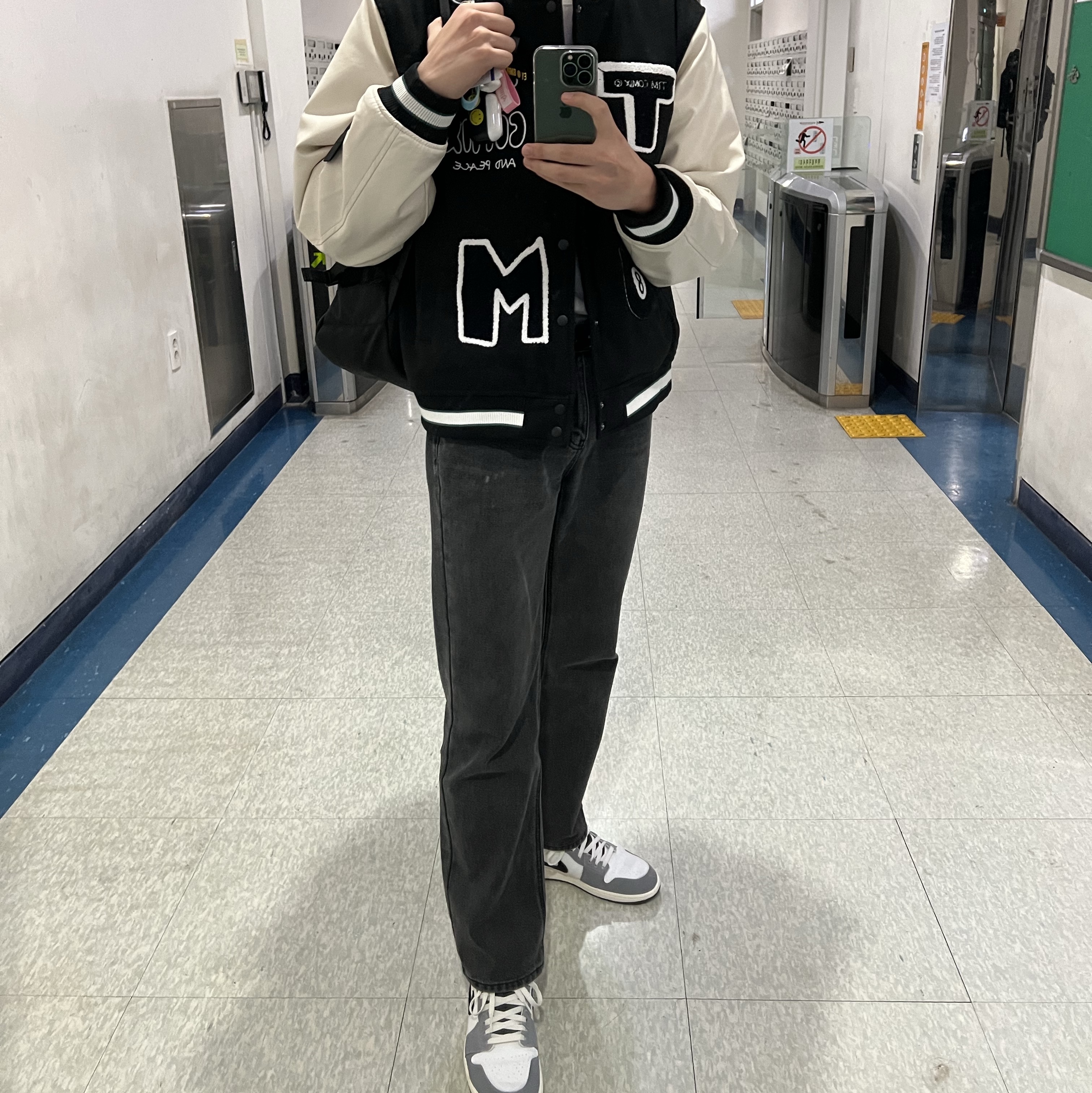 Jordan 1 Mid SE Craft Cement Grey Black 착용 스타일