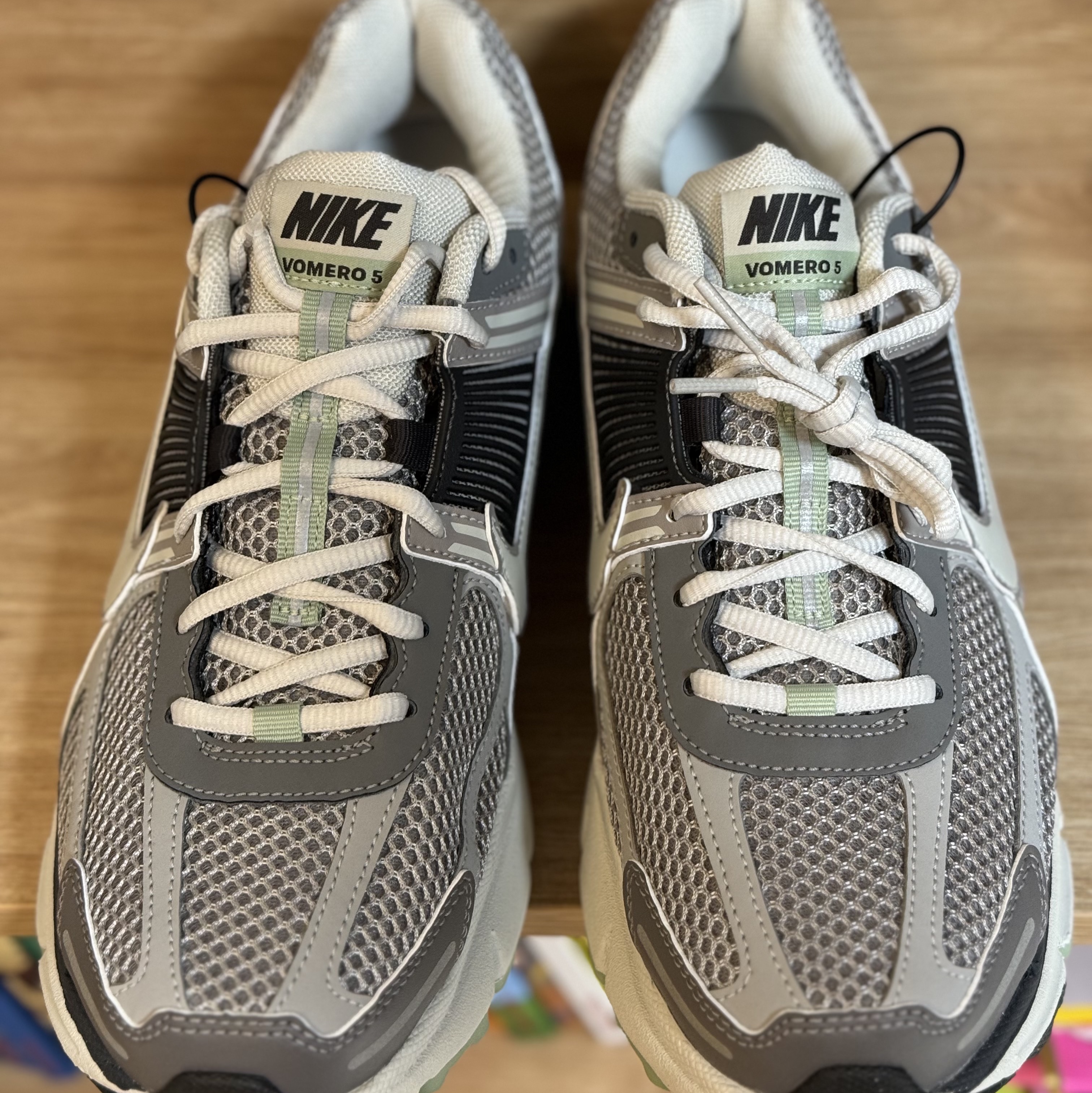 (W) Nike Zoom Vomero 5 Cobblestone and Flat Pewter, (W) Nike Zoom Vomero 5 Oatmeal 착용 스타일 - 2