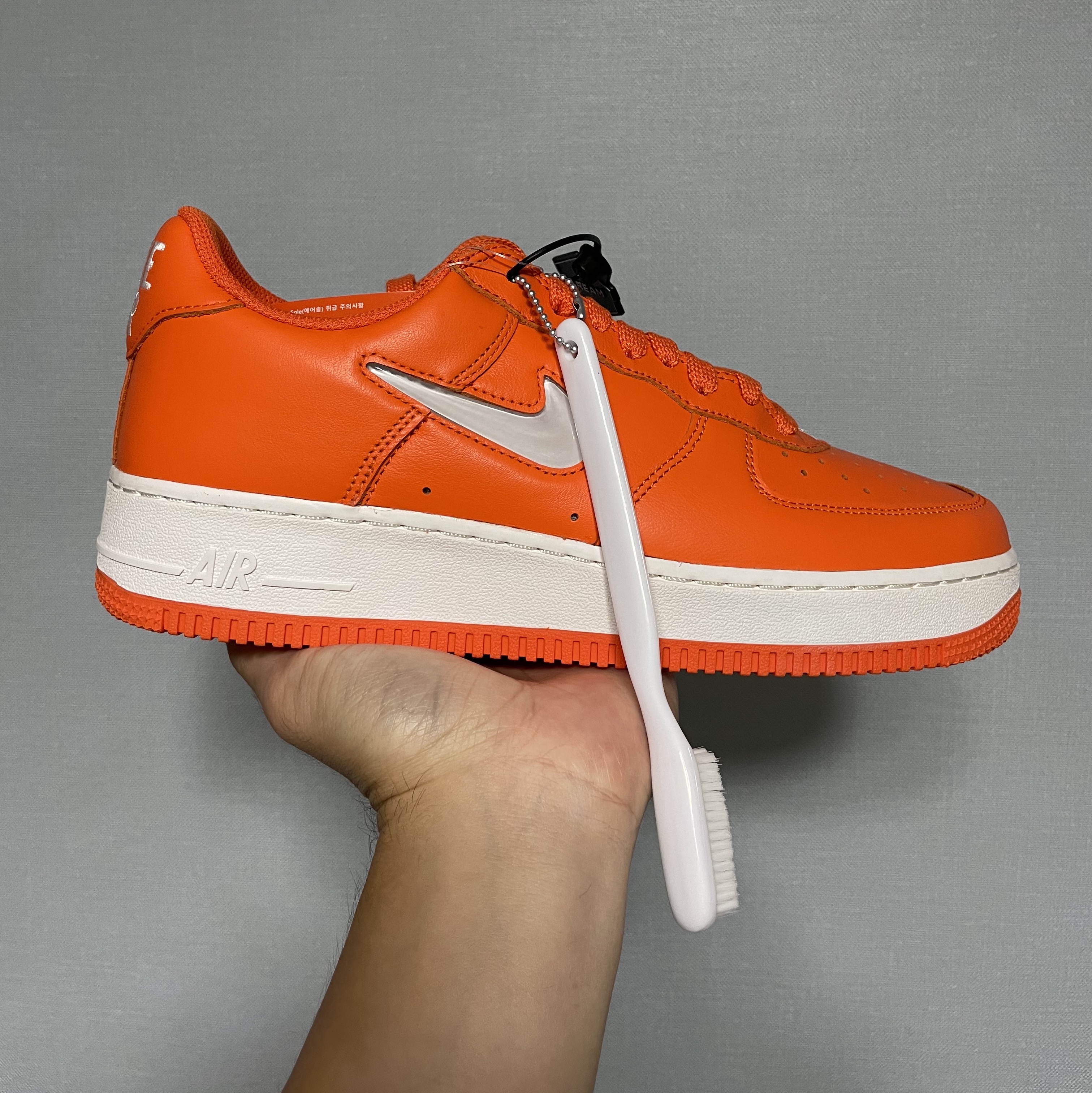 Nike Air Force 1 Low Retro Color of The Month Safety Orange 착용 스타일 - 3