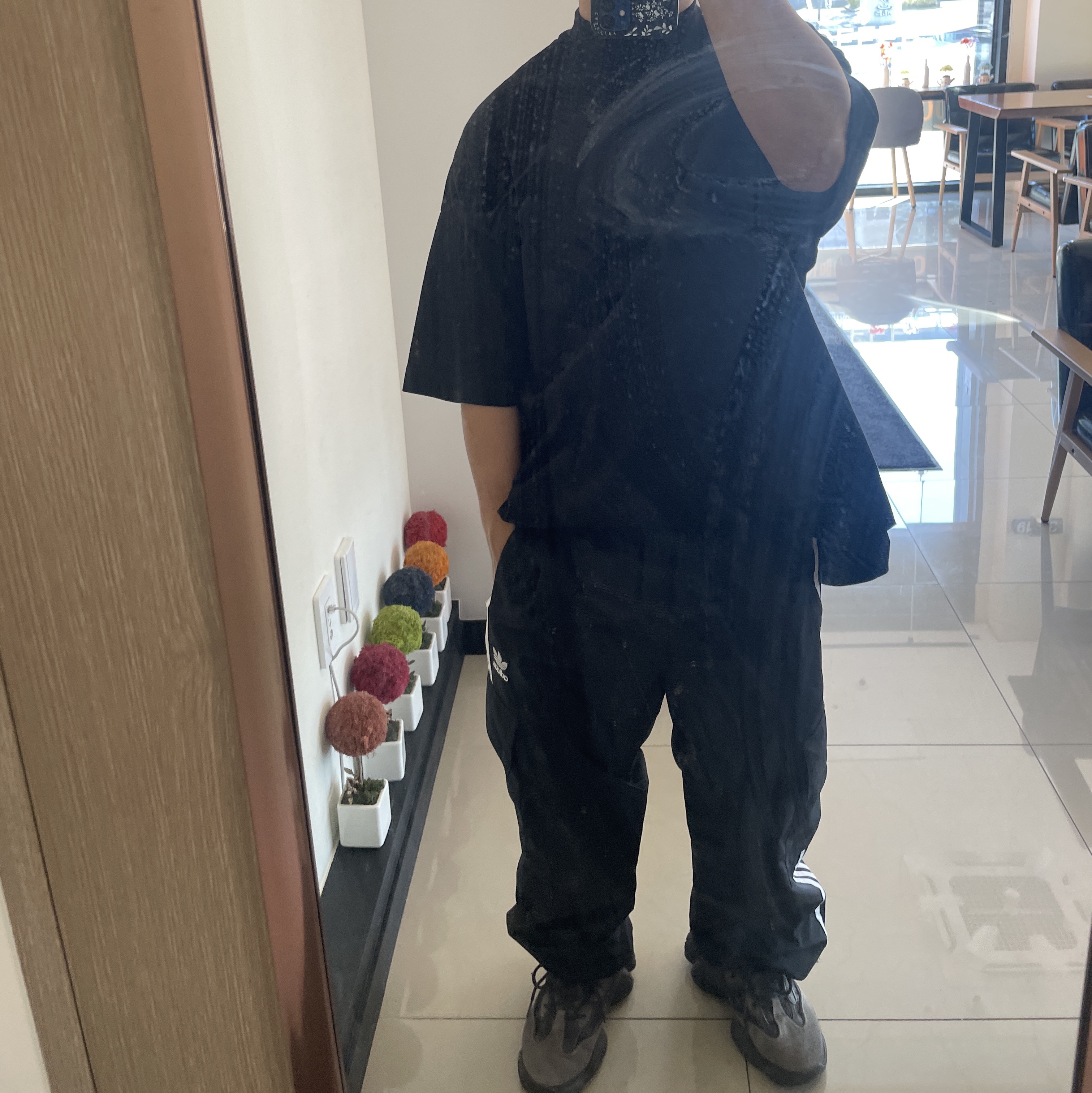 Essentials The Black Collection T-Shirt Black - 23SS, Adidas Yeezy 500 Utility Black 2018/2020 착용 스타일