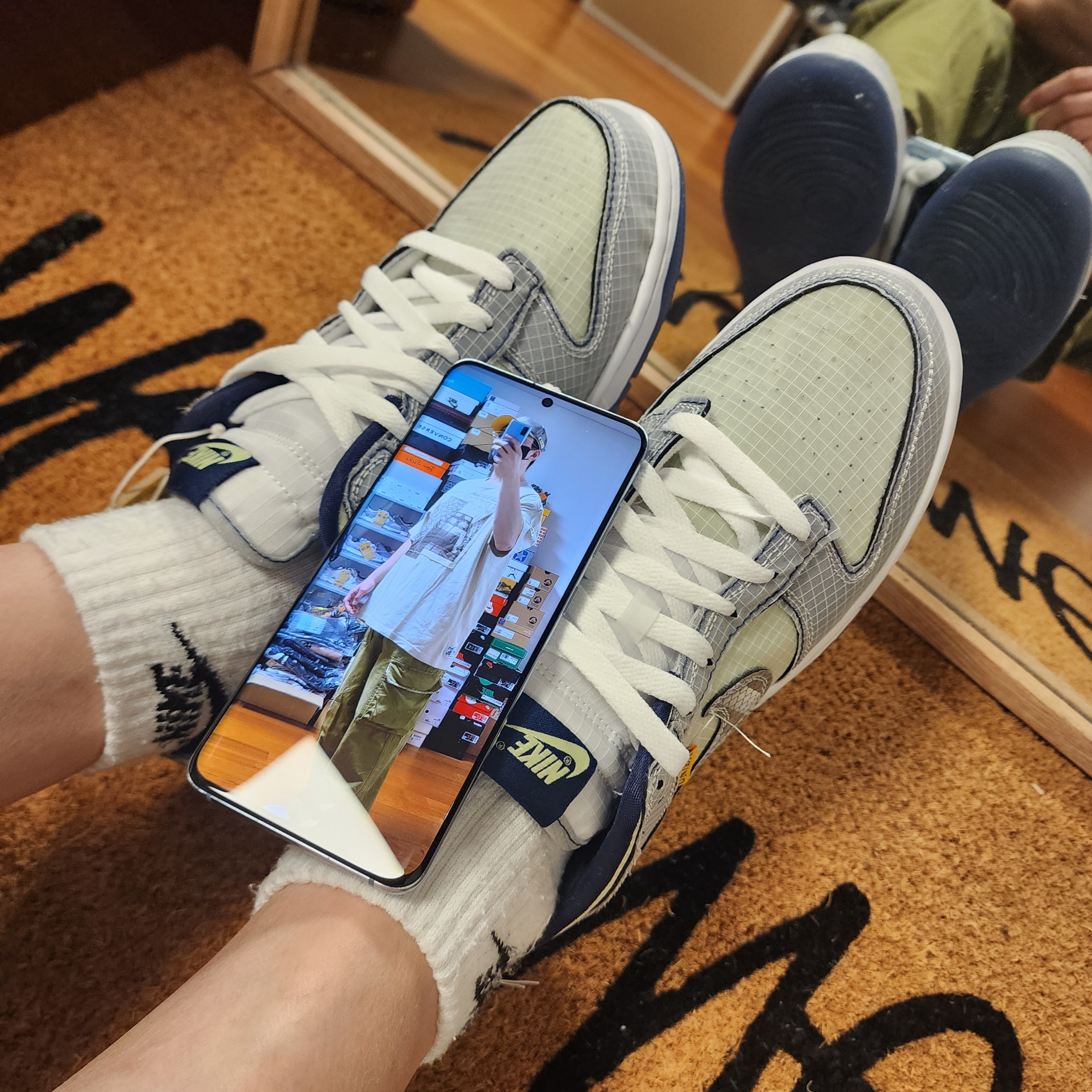 Jordan x Bephies Beauty Supply x Union Cargo Pants Pilgrim (FD4248-378), Jordan x Bephies Beauty Supply x Union T-Shirt Rattan (FD4246-206) 착용 스타일