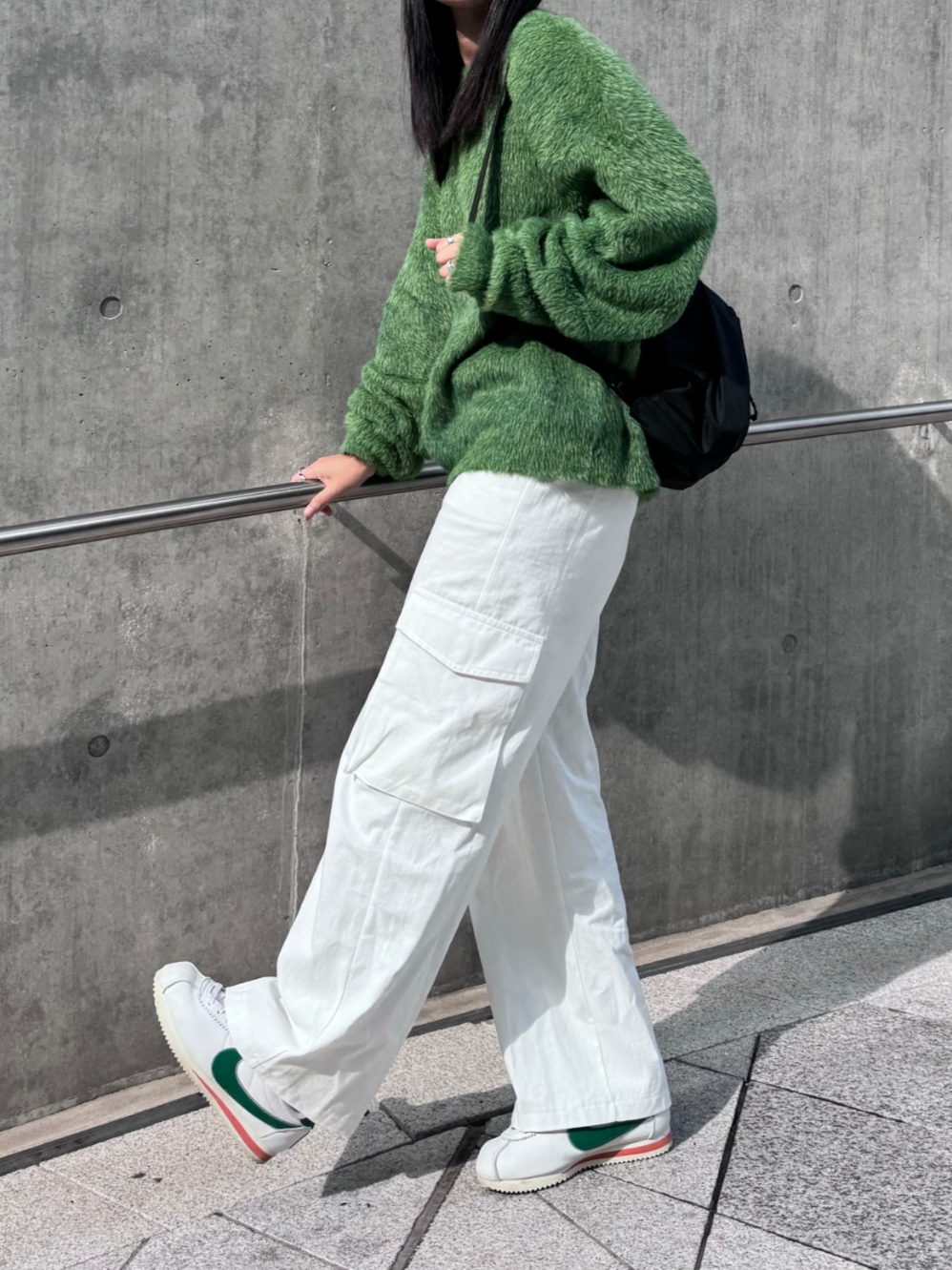 Nike x Stranger Things Classic Cortez Hawkins High School 착용 스타일 - 3