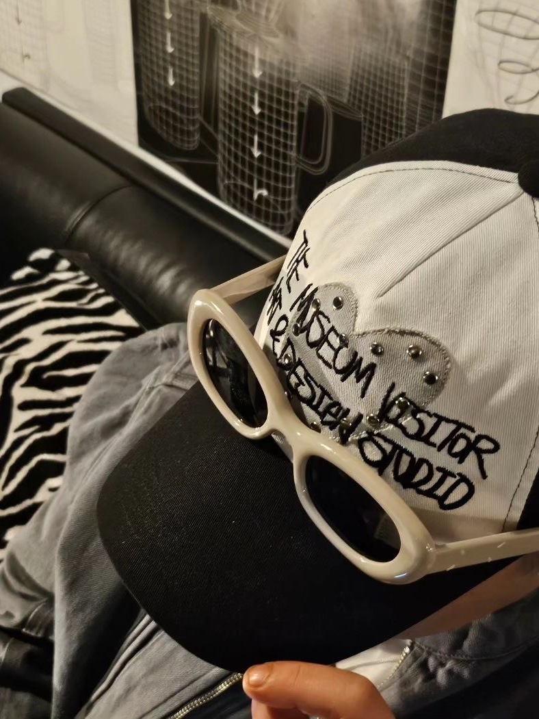 The Museum Visitor Heart Patch Stud Ballcap Black 착용 스타일 - 3