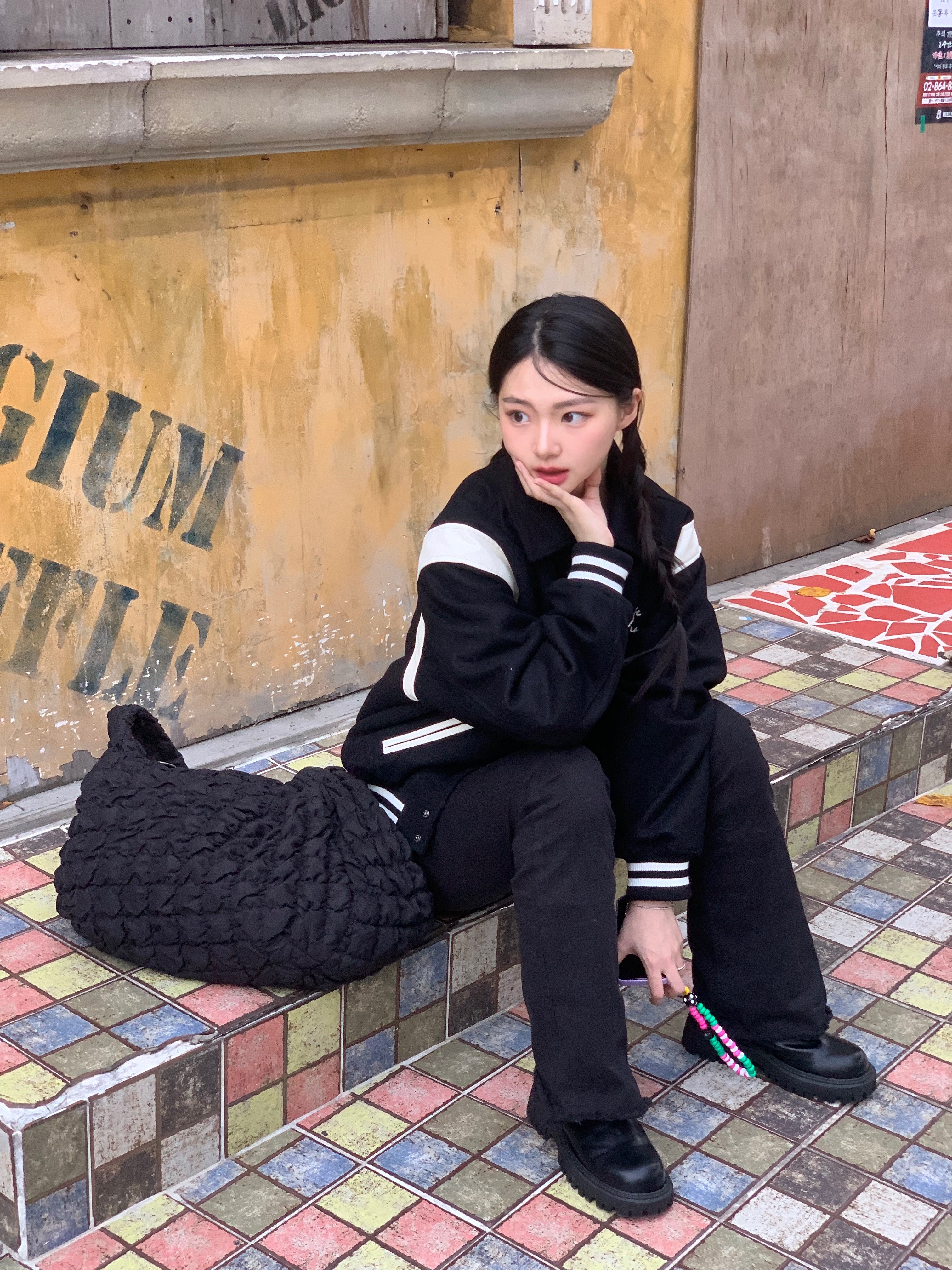 COS Quilted Oversized Shoulder Bag Black 착용 스타일 - 4